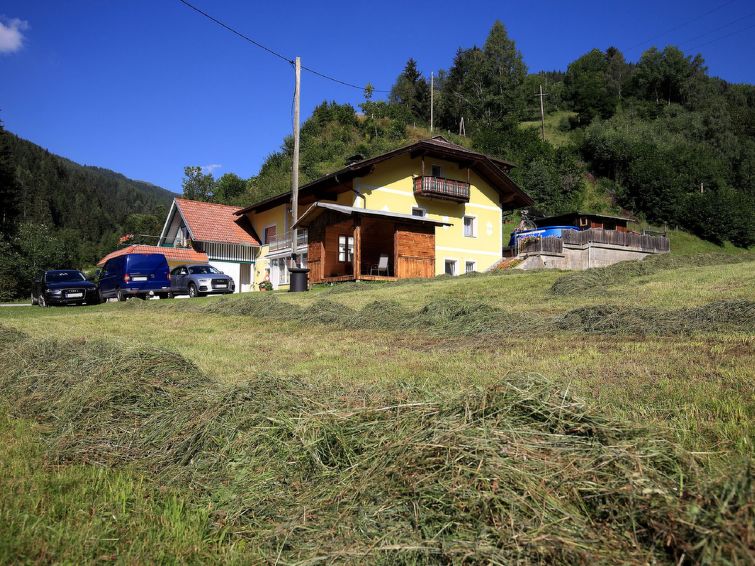 "Schwarzwald 6 EG", appartement 4-kamers 90 m2, op de begane grond. Licht, gerenoveerd in 2014, gezellig ingericht: eetkamer met eettafel. Woon-/slaapkamer met 1 2-pers divanbed en Sat-TV (Flatscreen ..