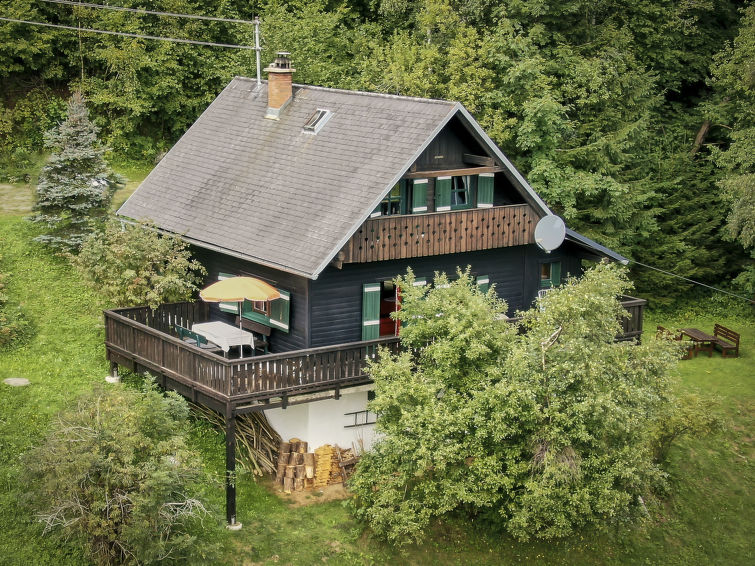 3-Zimmer-Haus 90 m2 auf 2 Stockwerken. Grosses Wohnzimmer mit Sat-TV (Flachbildschirm), Radio und Kachelofen. Offene Küche (4 Kochplatten, Backofen, Geschirrspüler, Mikrowelle, elektrische Kaffeemas..