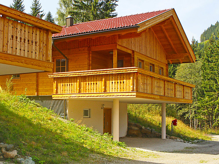 "Chalet Venus", 4-room house 90 m2. Tasteful and wooden furniture furnishings: on the lower ground floor: entrance hall. Shower/WC, double hand-basin. Underfloor heating. Upper floor: living/dining ro..