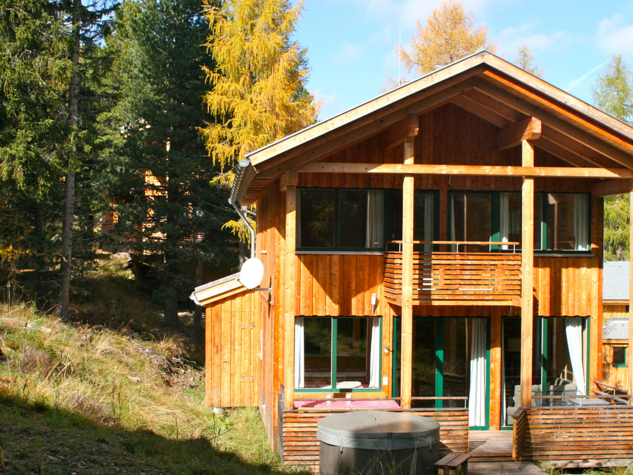 " 7 mit IR-Sauna&Aussensprudelbad", chalet 5-kamers 110 m2. Luxueus en smaakvol ingericht: open woon-/eetkamer met eethoek, Sat-TV en Flatscreen TV. Open keuken (oven, afwasmachine, 4 keramische glas ..