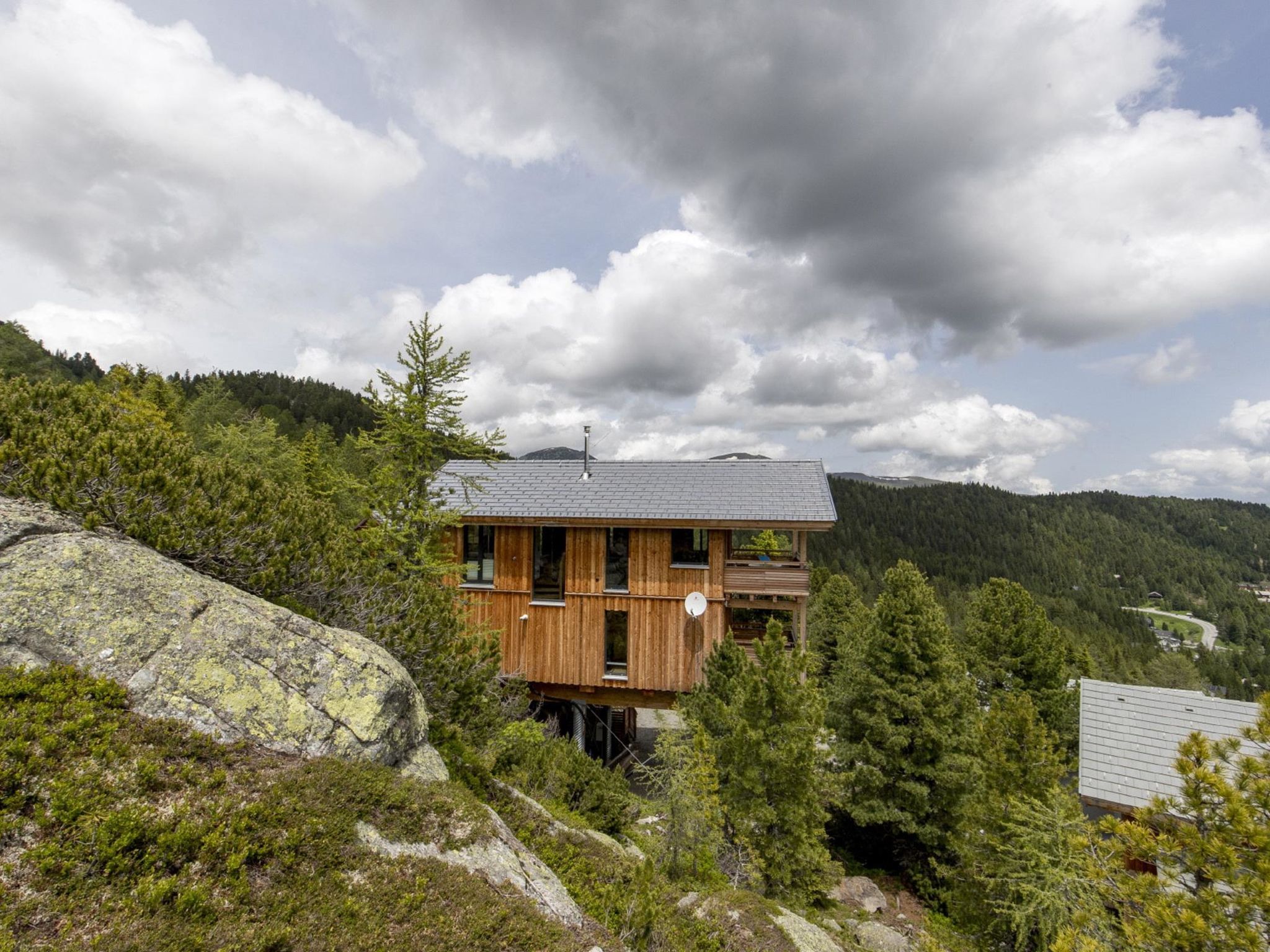 " 2 mit IR-Sauna & Sprudelwanne innen", chalet 5-kamers 120 m2. Luxueus en smaakvol ingericht: open woon-/eetkamer met eethoek, Sat-TV en Flatscreen TV. Open keuken (oven, afwasmachine, 4 keramische g..