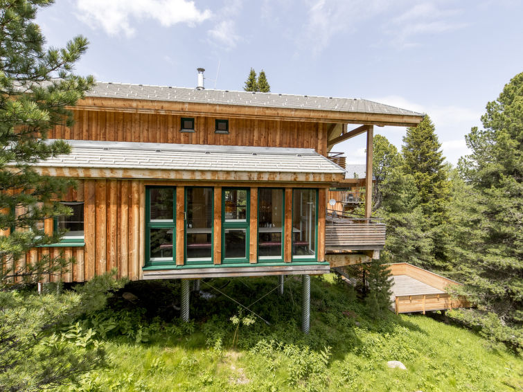 " 19 mit IR-Sauna und Sprudelbad", chalet 5-kamers 130 m2. Comfortabel en smaakvol ingericht: open woon-/eetkamer met eethoek, Sat-TV, Flatscreen TV en gaskachel. Open keuken (oven, afwasmachine, 4 ke..