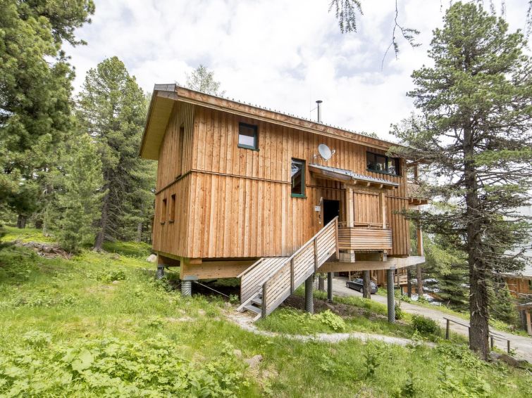 " 37 mit IR-Sauna und Sprudelbad Innen", chalet 6-kamers 130 m2. Ruim, luxueus en met veel hout ingericht: woon-/eetkamer met eethoek en Sat-TV (Flatscreen TV). Open keuken (oven, afwasmachine, 4 kera..