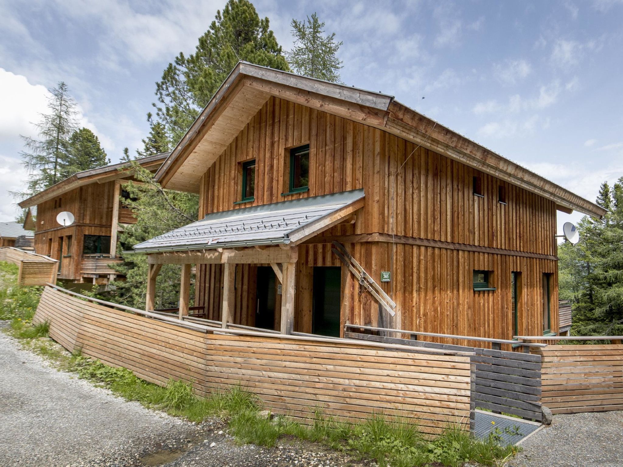 " 15 mit Sauna & Sprudelbad Aussen", chalet 5-kamers 120 m2 op 2 verdiepingen. Luxueus en smaakvol ingericht: woon-/eetkamer met eethoek en Sat-TV (Flatscreen TV). Open keuken (oven, afwasmachine, 4 k..