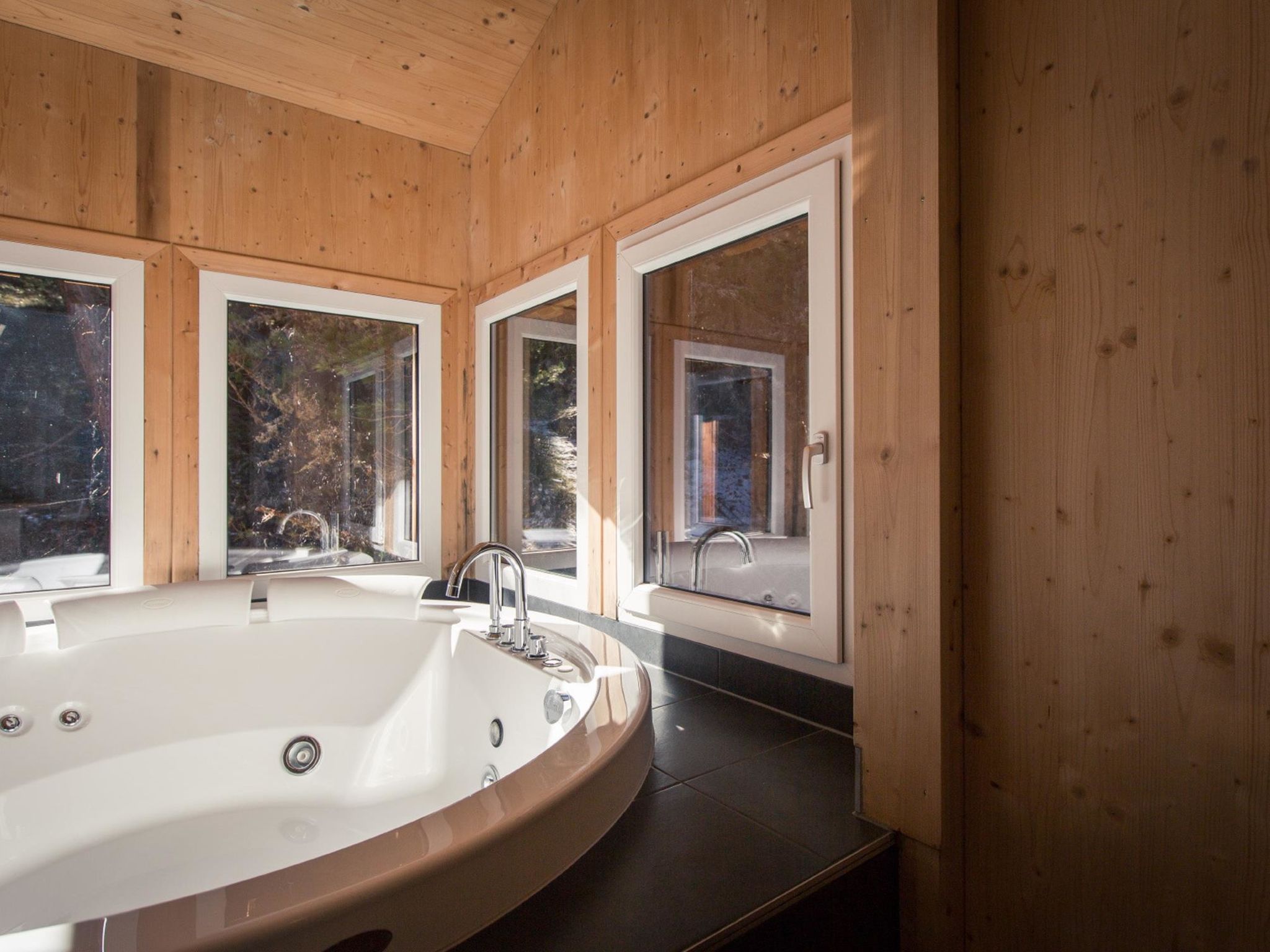 # 25 mit Sauna und Sprudelbad innen - Image 5