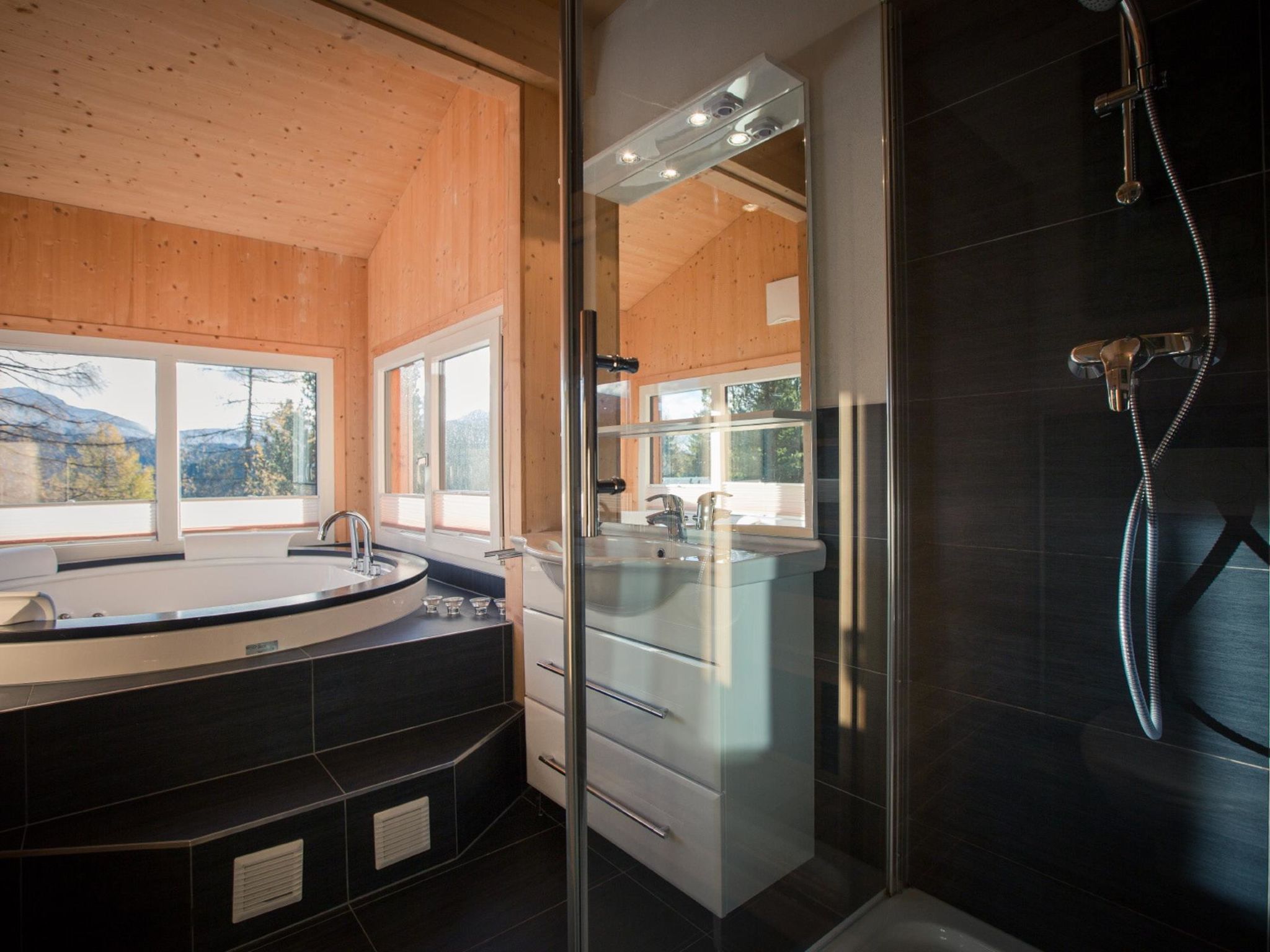 #40 mit IR-Sauna & Sprudelwanne Innen - Image 5