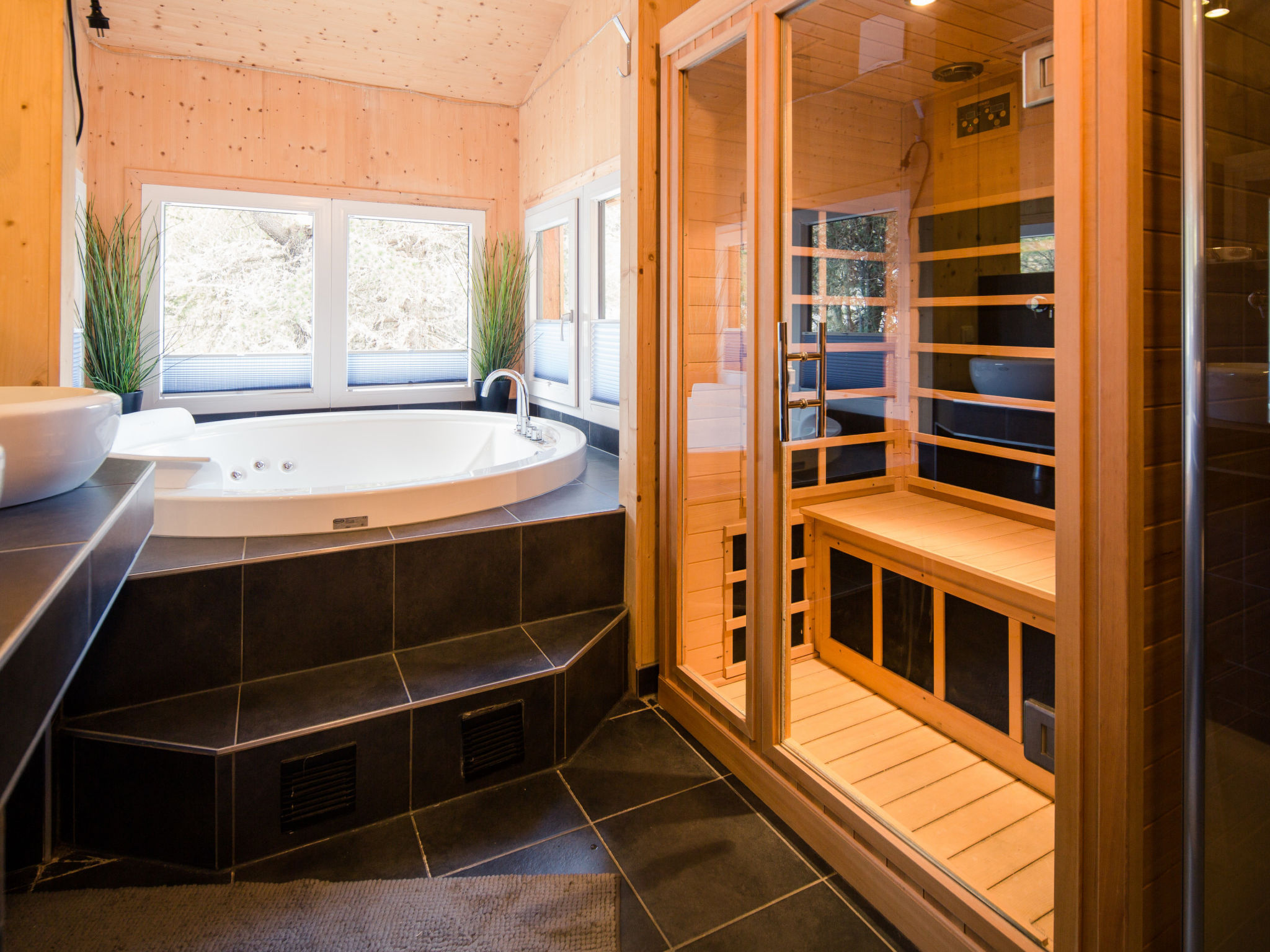 #23 mir IR-Sauna und Sprudelbad Innen - Image 5
