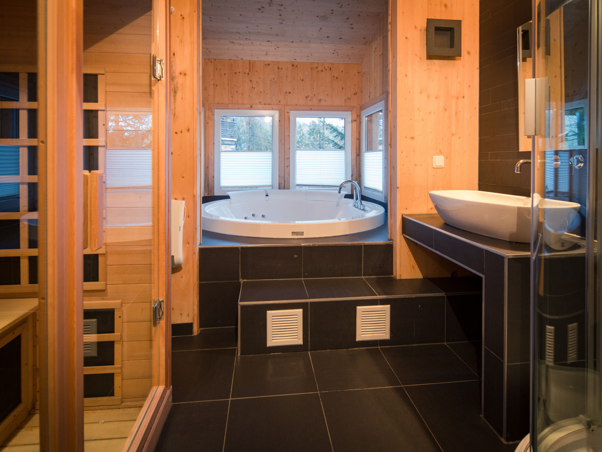 #34 mit IR-Sauna und Sprudelbad innen - Image 5