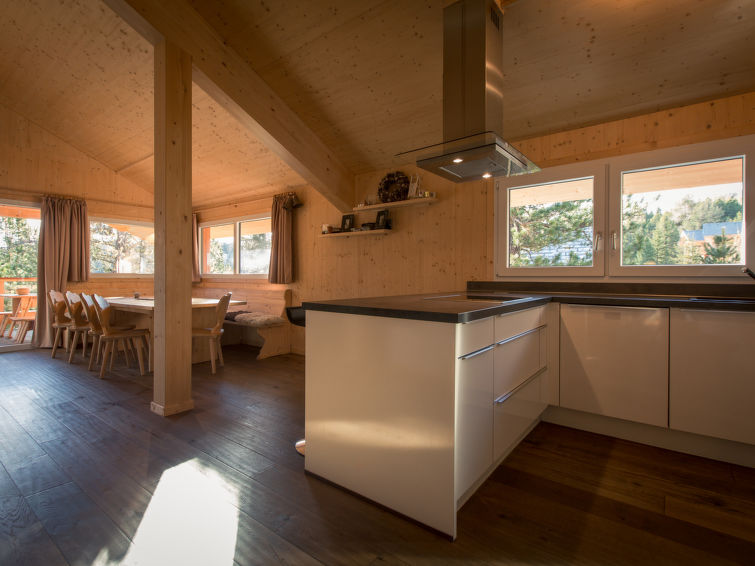 " 44 mit Sauna und Sprudelbad innen", chalet 6-kamers 120 m2 op 2 verdiepingen. Luxueus en smaakvol ingericht: woon-/eetkamer met eethoek en Sat-TV (Flatscreen TV). Open keuken (oven, afwasmachine, 4 ..