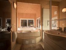 #44 mit Sauna und Sprudelbad innen