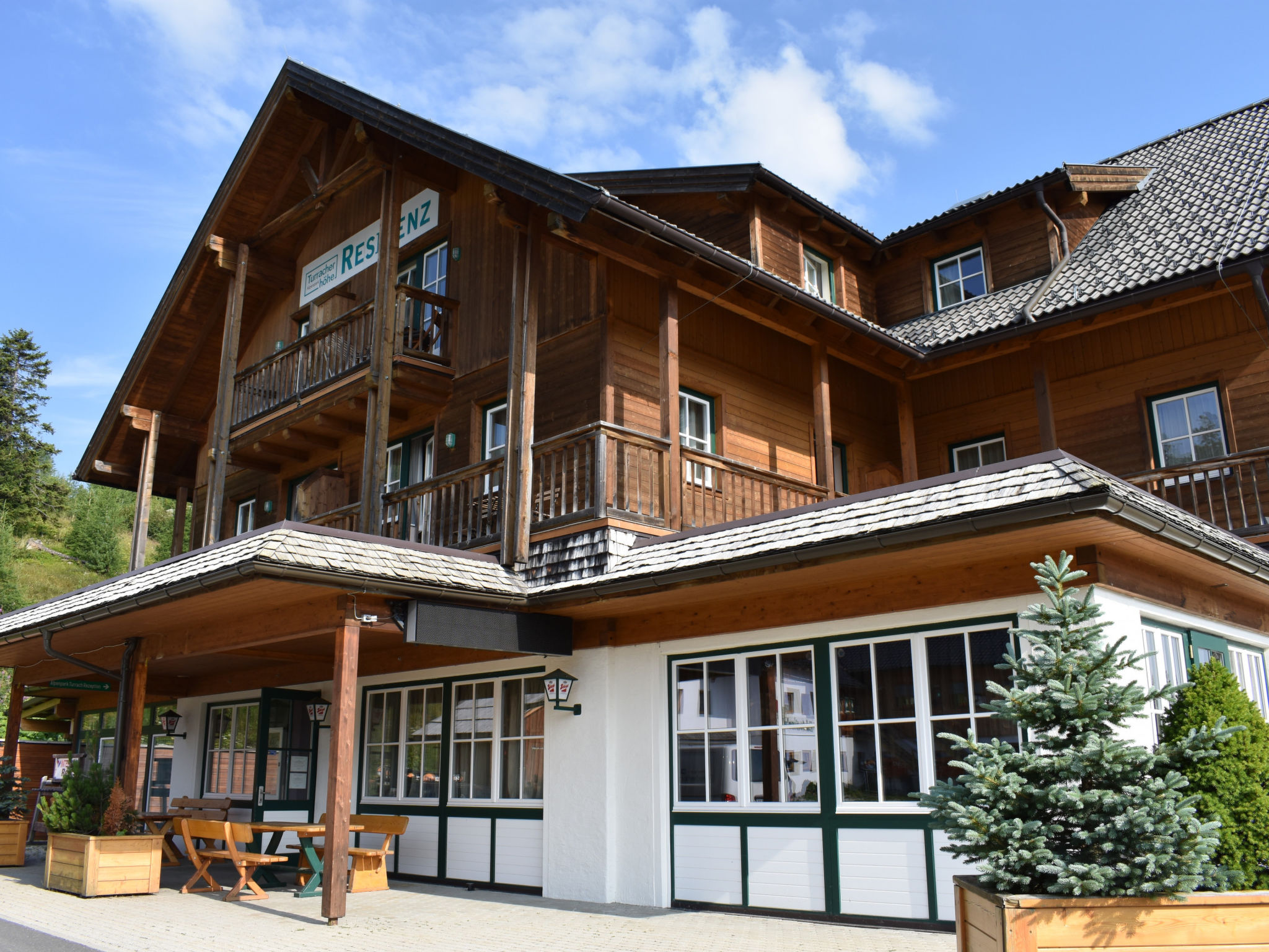 " 6 mit Balkon", appartement 3-kamers 50 m2. Modern en gezellig ingericht: hal met 1 x 2 stapelbedden. Woon-/eetkamer met eethoek, Sat-TV en Flatscreen TV. 1 2-pers. kamer. Kookhoek (afwasmachine, 4 k..