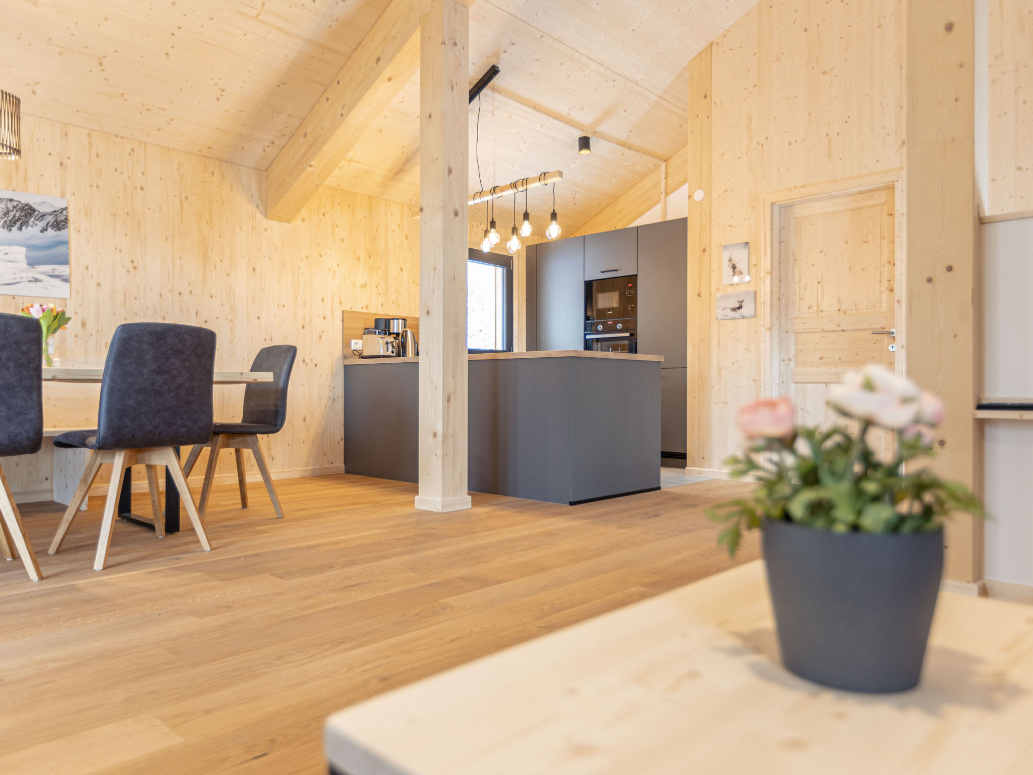 "Superior mit Sprudelbad innen", chalet 5-kamers 112 m2. Licht, comfortabel en smaakvol ingericht: woon-/eetkamer met eethoek en Sat-TV (Flatscreen TV). 2 2-pers. kamers, elke kamer heeft douche/WC. 1..