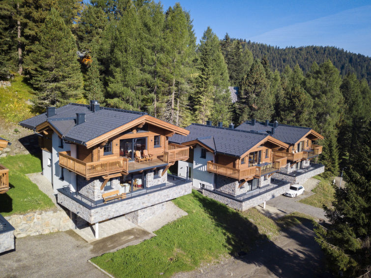 "Superior für 10 Personen mit Sauna", 5-room chalet 130 m2. Bright, comfortable and tasteful furnishings: large living/dining room with open-hearth fireplace, dining nook, satellite TV and flat scree..