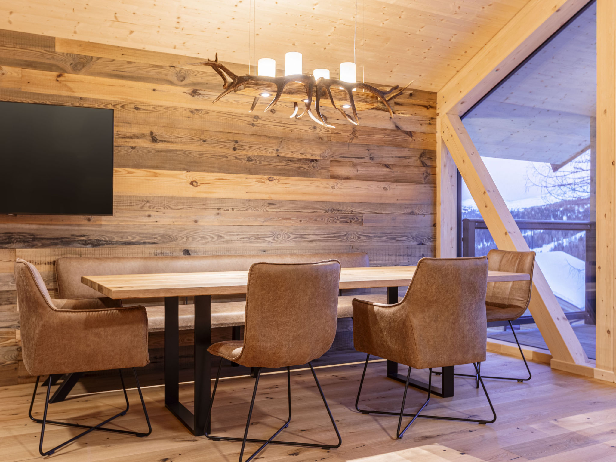 "Superior   42a mit Sauna & Hot Tub", 5-Zimmer-Chalet 135 m2 auf 2 Stockwerken. Hell, modern und geschmackvoll eingerichtet: Wohn-/Esszimmer mit Essecke und Sat-TV (Flachbildschirm). 4 Doppelzimmer. O..