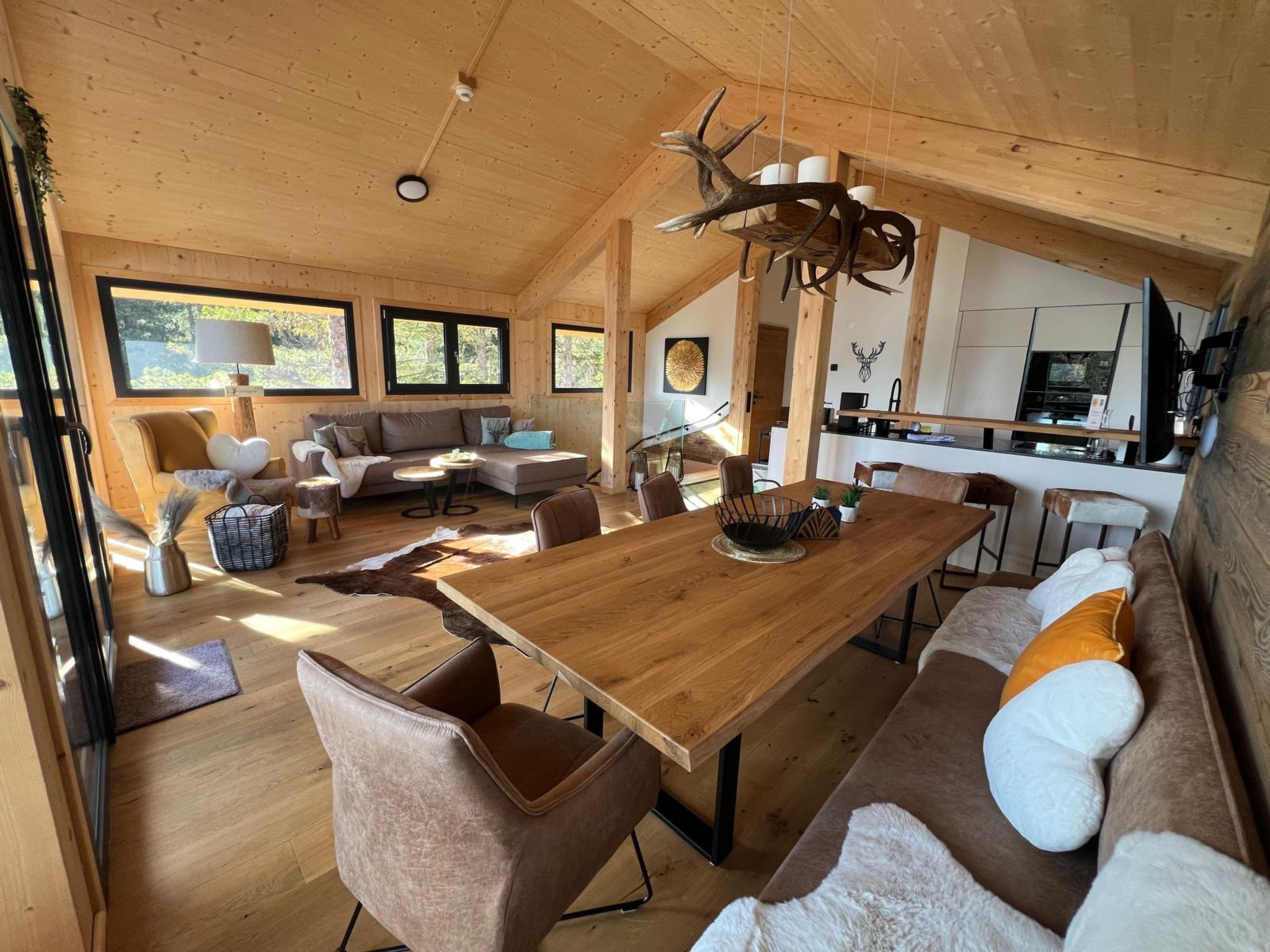 "Superior   42a mit Sauna & Hot Tub", chalet 5-kamers 135 m2 op 2 verdiepingen. Licht, modern en smaakvol ingericht: woon-/eetkamer met eethoek en Sat-TV (Flatscreen TV). 4 2-pers. kamers. Open keuken..