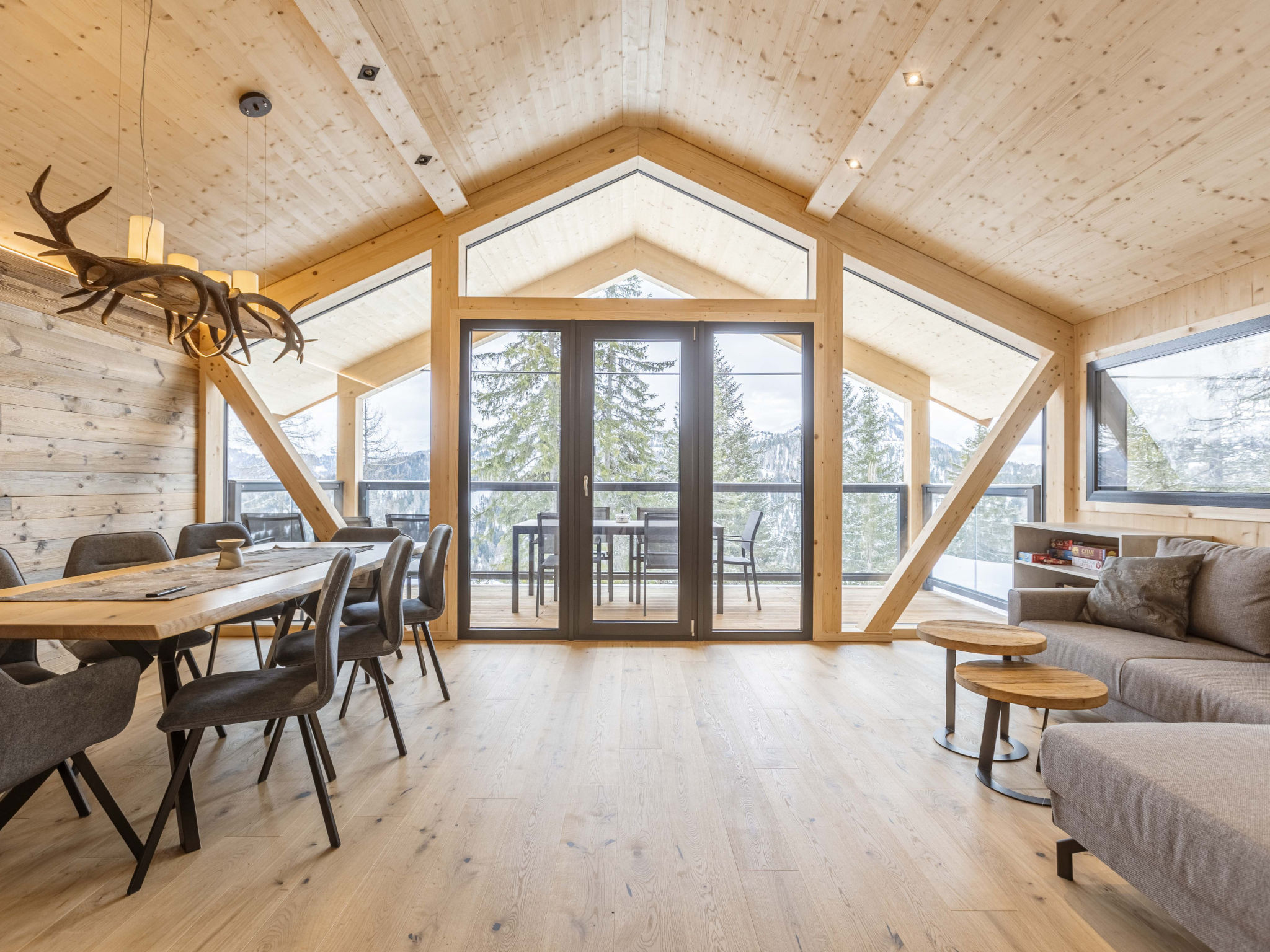 "Superior   20 mit Sauna & Hot Tub", chalet 5-kamers 135 m2 op 2 verdiepingen. Licht, modern en smaakvol ingericht: woon-/eetkamer met eethoek en Sat-TV (Flatscreen TV). 4 2-pers. kamers. Open keuken ..