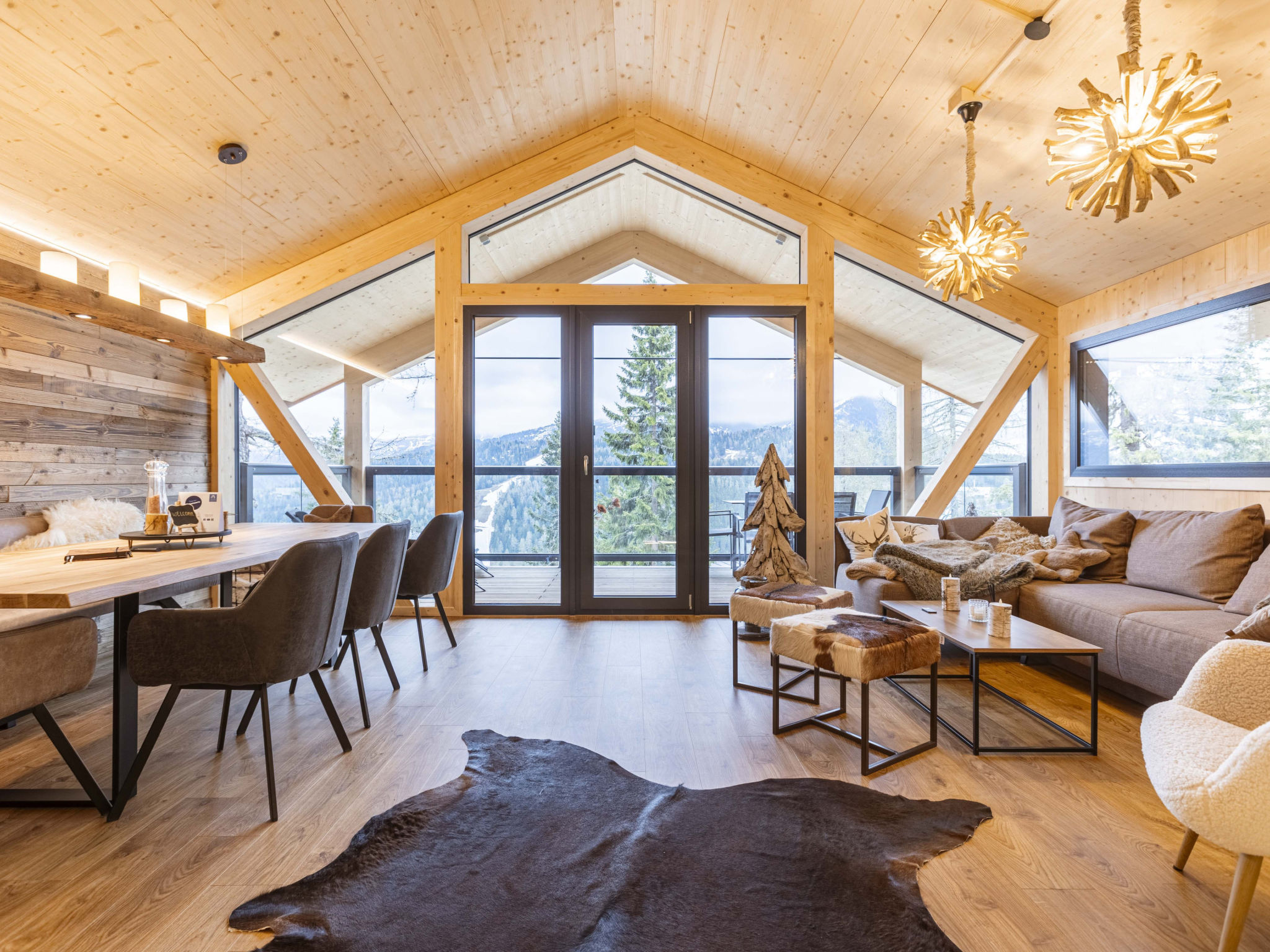 "Superior   24 mit Sauna & Hot Tub", chalet 5-kamers 135 m2 op 2 verdiepingen. Licht, modern en smaakvol ingericht: woon-/eetkamer met eethoek en Sat-TV (Flatscreen TV). 4 2-pers. kamers, elke kamer h..