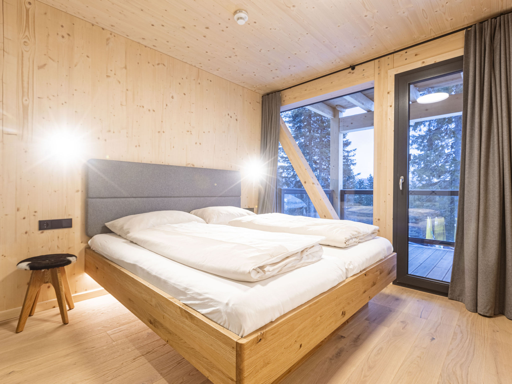 "Superior   26 mit Sauna & Hot Tub", chalet 5-kamers 135 m2 op 2 verdiepingen. Licht, modern en smaakvol ingericht: woon-/eetkamer met eethoek en Sat-TV (Flatscreen TV). 4 2-pers. kamers. Open keuken ..