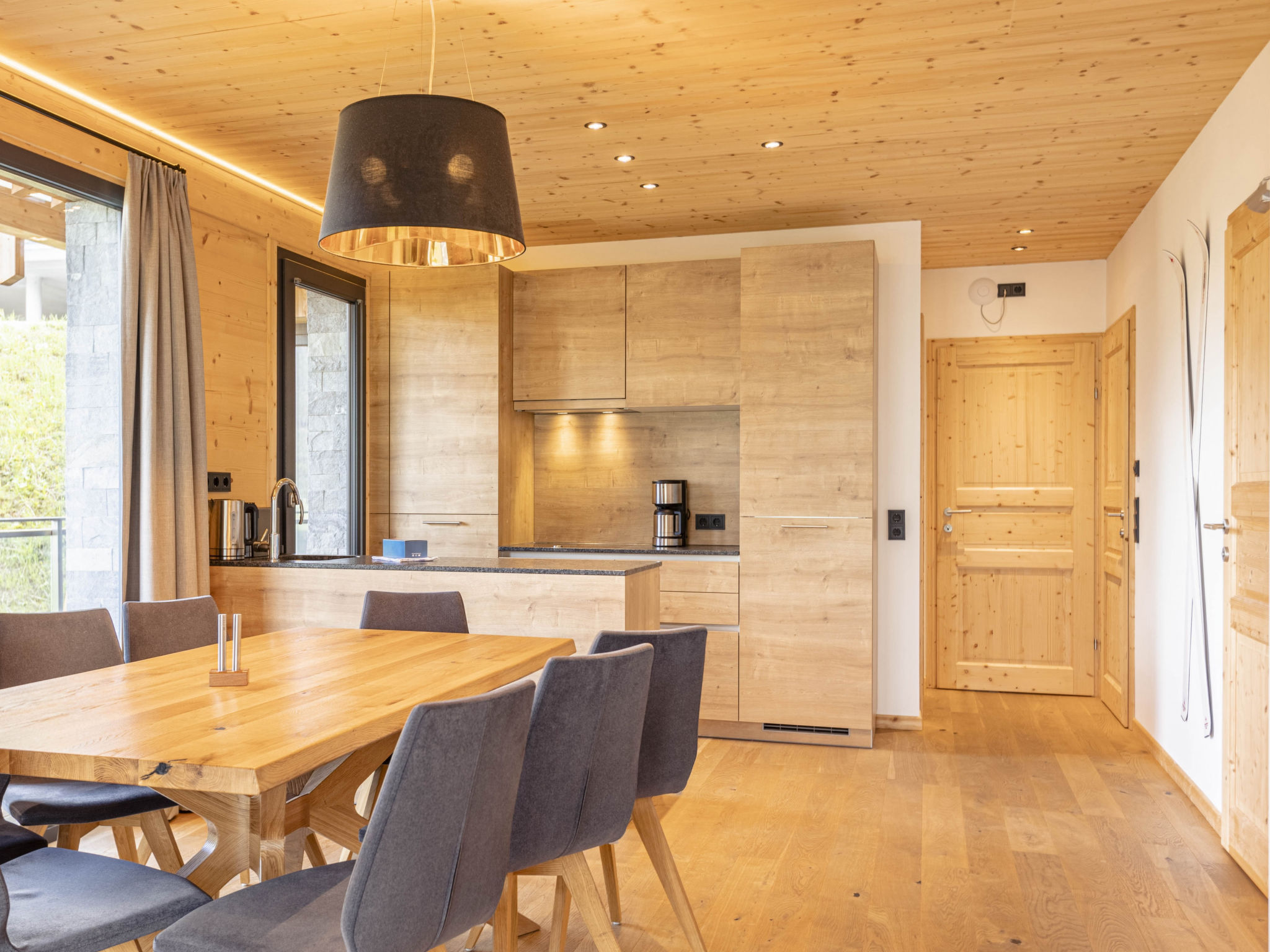 "Superior   28 mit Sauna & Hot Tub", chalet 5-kamers 135 m2 op 2 verdiepingen. Licht, modern en smaakvol ingericht: woon-/eetkamer met eethoek en Sat-TV (Flatscreen TV). 4 2-pers. kamers. Open keuken ..