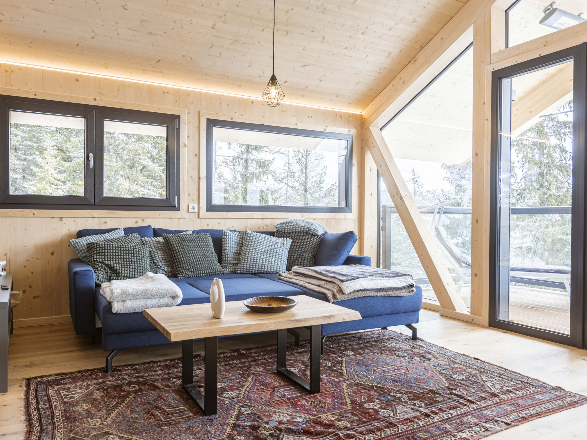 "Superior   28 mit Sauna & Hot Tub", chalet 5-kamers 135 m2 op 2 verdiepingen. Licht, modern en smaakvol ingericht: woon-/eetkamer met eethoek en Sat-TV (Flatscreen TV). 4 2-pers. kamers. Open keuken ..