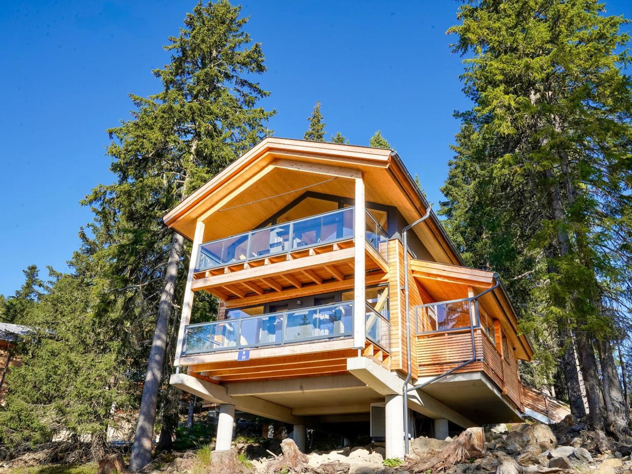 "Superior  10 mit Sauna & Hot Tub", chalet 5-kamers 135 m2 op 2 verdiepingen. Modern en smaakvol ingericht: woon-/eetkamer met eettafel en Sat-TV (Flatscreen TV). 3 2-pers. kamers, elke kamer heeft do..