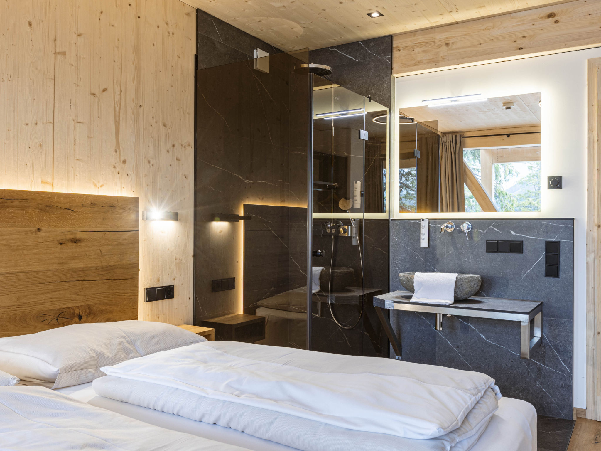 "Superior   12 Sauna & Hot Tub", chalet 5-kamers 135 m2 op 2 verdiepingen. Modern en smaakvol ingericht: woonkamer met eettafel en Sat-TV (Flatscreen TV). 3 2-pers. kamers, elke kamer heeft douche/WC...