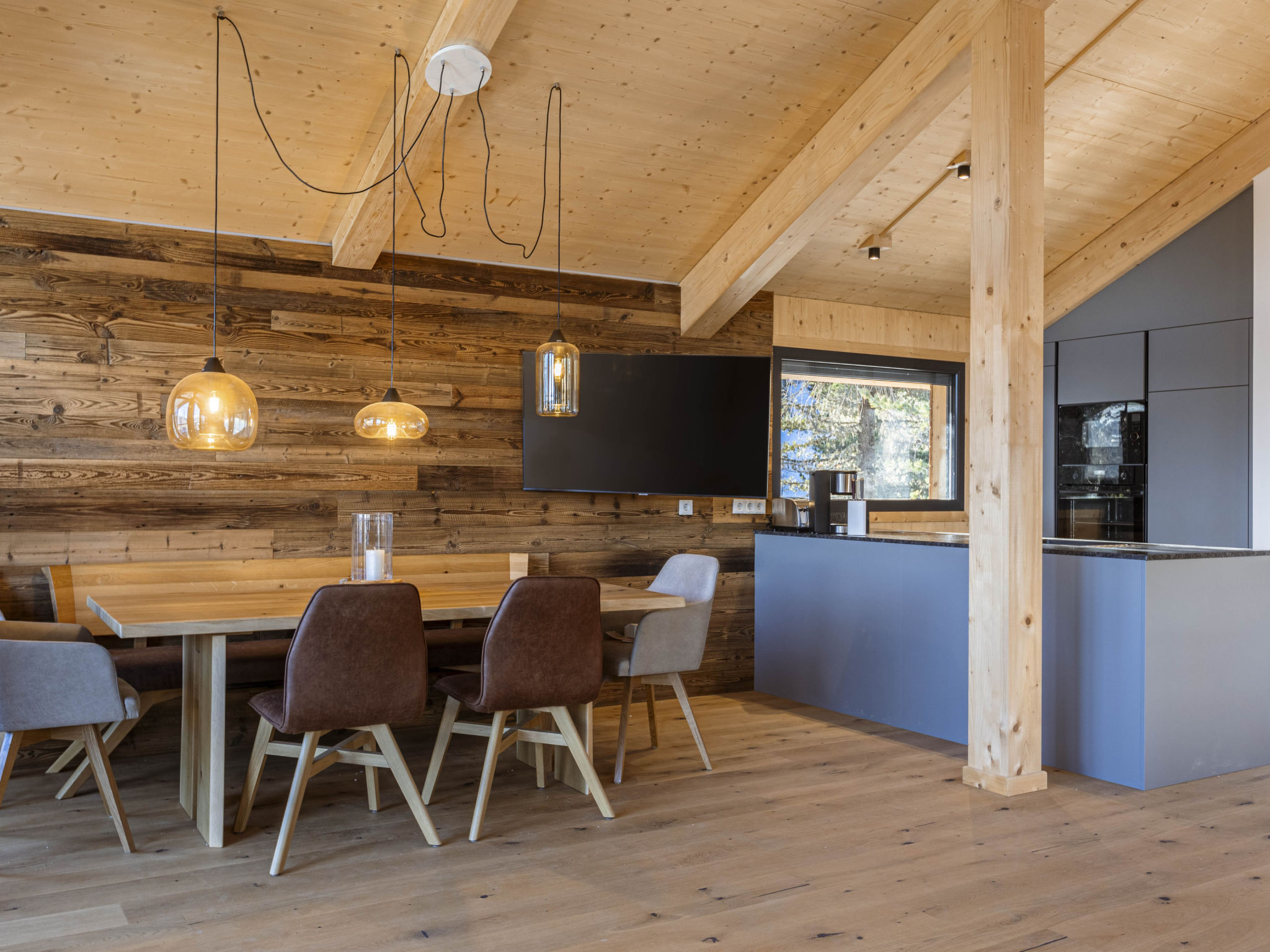 "Superior   1 Sauna & Hot Tub", chalet 5-kamers 135 m2 op 2 verdiepingen. Licht, modern en smaakvol ingericht: woon-/eetkamer met eethoek en Sat-TV (Flatscreen TV). 4 2-pers. kamers. Open keuken (oven..