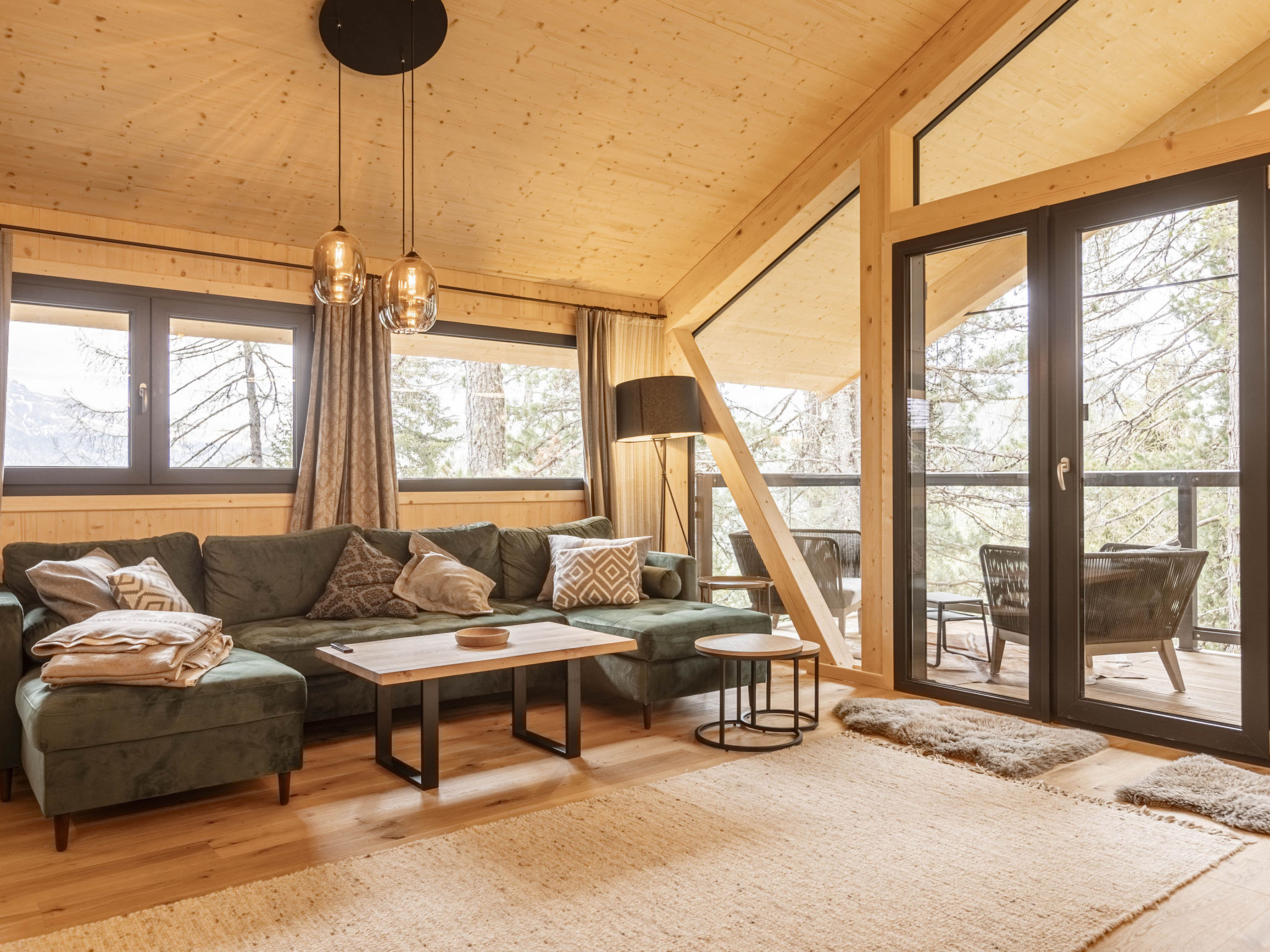 "Superior  19 mit Sauna & Hot Tub", chalet 5-kamers 135 m2 op 2 verdiepingen. Modern en smaakvol ingericht: woon-/eetkamer met eettafel en Sat-TV (Flatscreen TV). 2 2-pers. kamers, elke kamer heeft do..