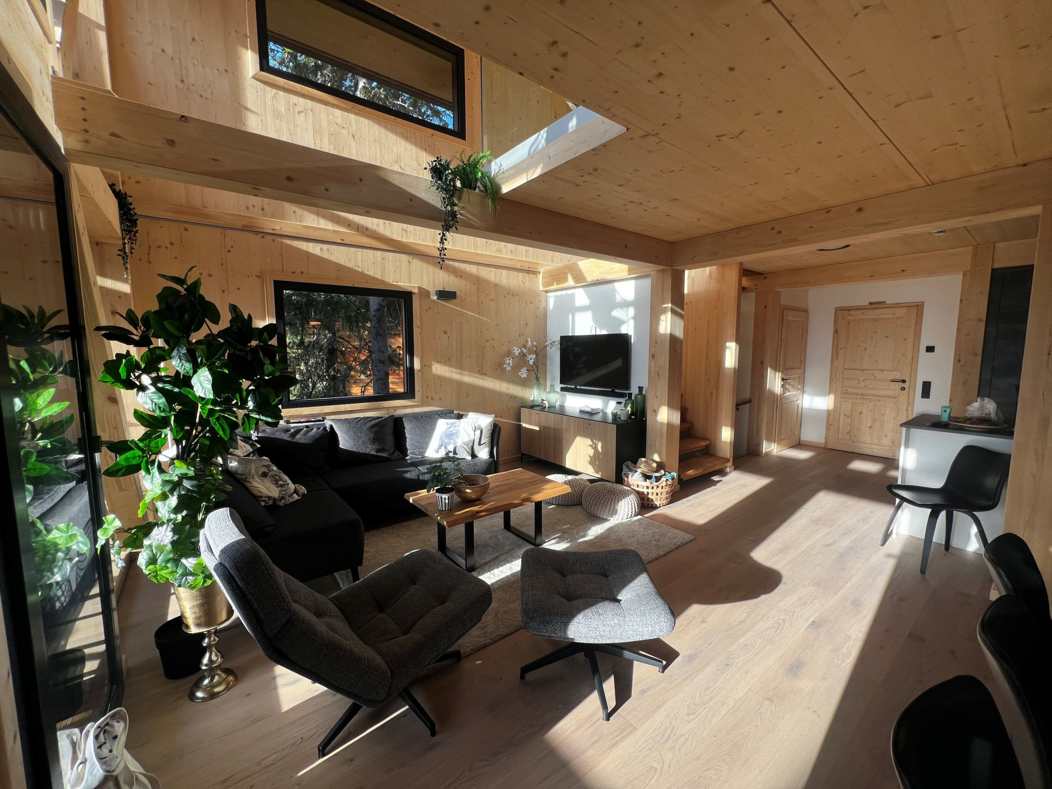 "Superior  14 mit Sauna & Hot Tub", chalet 5-kamers 135 m2 op 3 verdiepingen. Modern en smaakvol ingericht: woonkamer met eettafel en Sat-TV (Flatscreen TV). 2 2-pers. kamers, elke kamer heeft douche/..