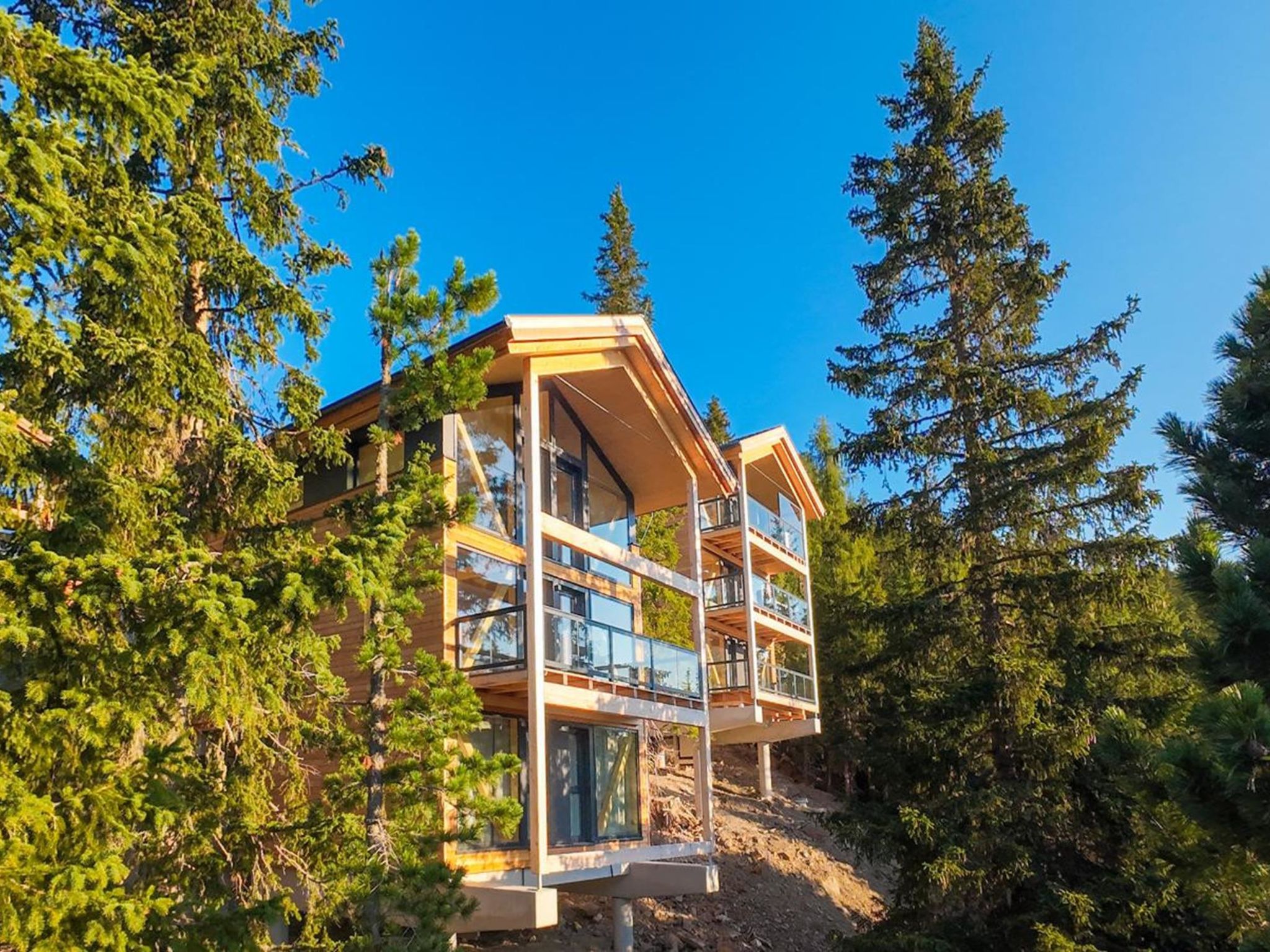 "Superior  15 mit Sauna & Hot Tub", chalet 5-kamers 135 m2 op 3 verdiepingen. Modern en smaakvol ingericht: woonkamer met eettafel en Sat-TV (Flatscreen TV). 2 2-pers. kamers, elke kamer heeft douche/..