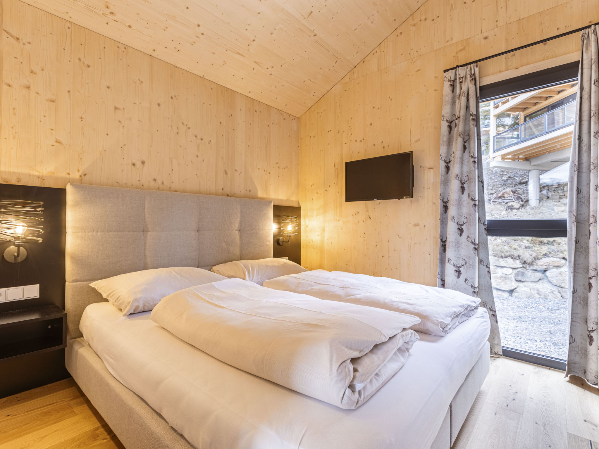 "Superior  16 mit Sauna & Hot Tub", chalet 5-kamers 135 m2 op 3 verdiepingen. Modern en smaakvol ingericht: woonkamer met eettafel en Sat-TV (Flatscreen TV). 2 2-pers. kamers, elke kamer heeft douche/..