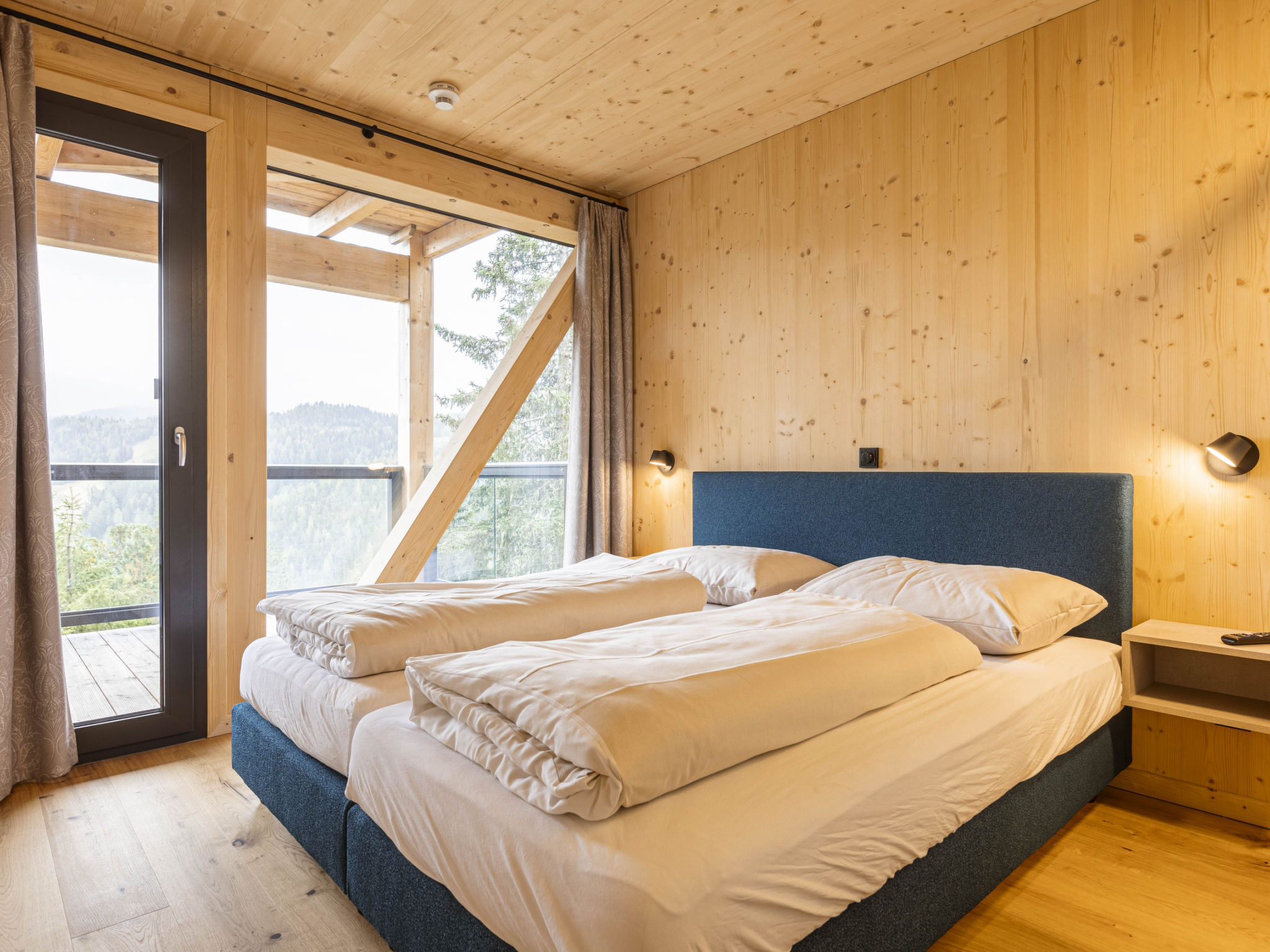 "Superior  27 mit Sauna & Hot Tub", chalet 5-kamers 135 m2 op 3 verdiepingen. Modern en smaakvol ingericht: woonkamer met eettafel en Sat-TV (Flatscreen TV). 3 2-pers. kamers, elke kamer heeft douche/..