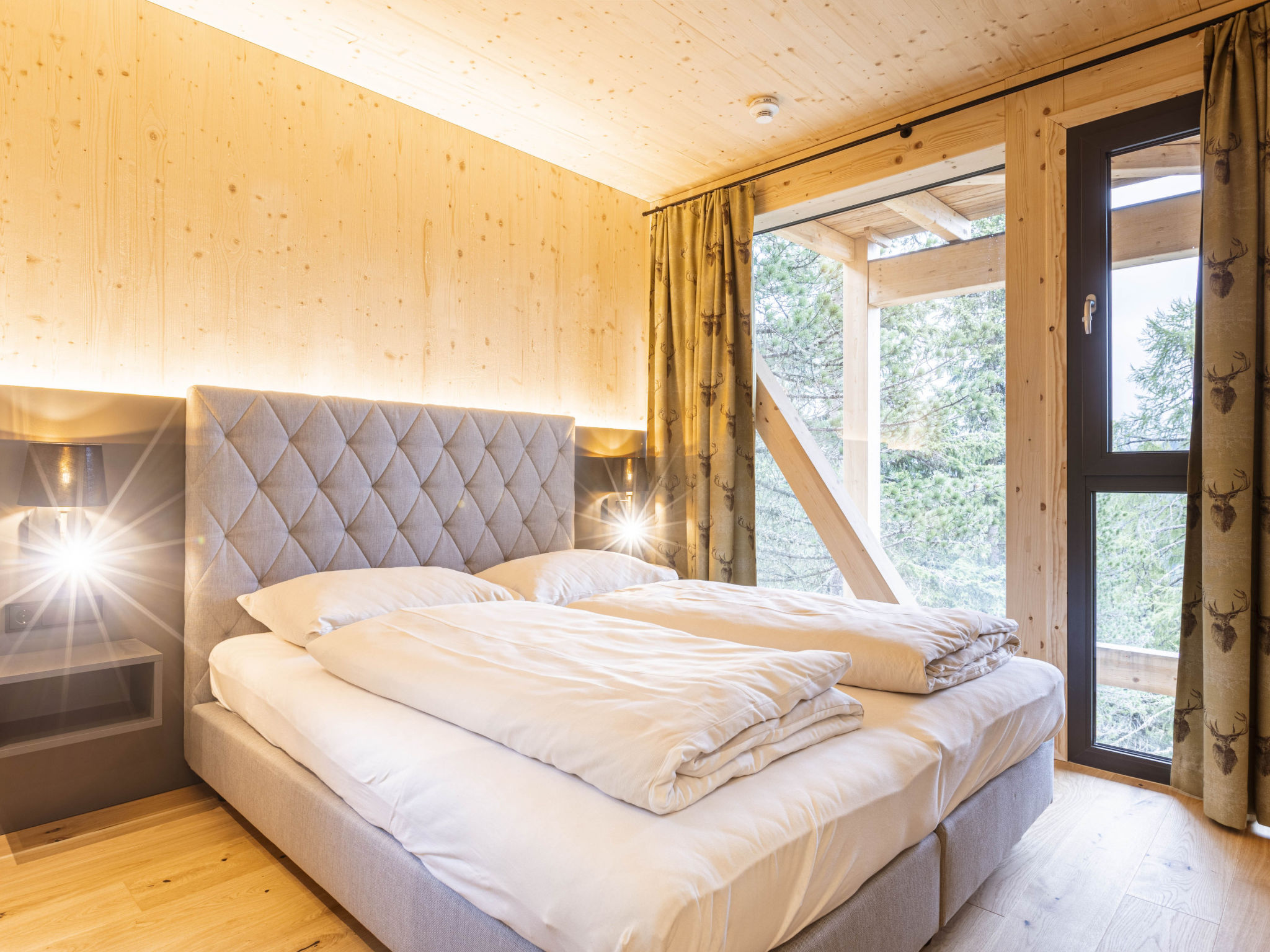 "Superior  23 with Sauna & Hot Tub", chalet 5-kamers 135 m2 op 3 verdiepingen. Modern en smaakvol ingericht: woon-/eetkamer met Sat-TV (Flatscreen TV). 2 2-pers. kamers, elke kamer heeft douche/WC. 2 ..