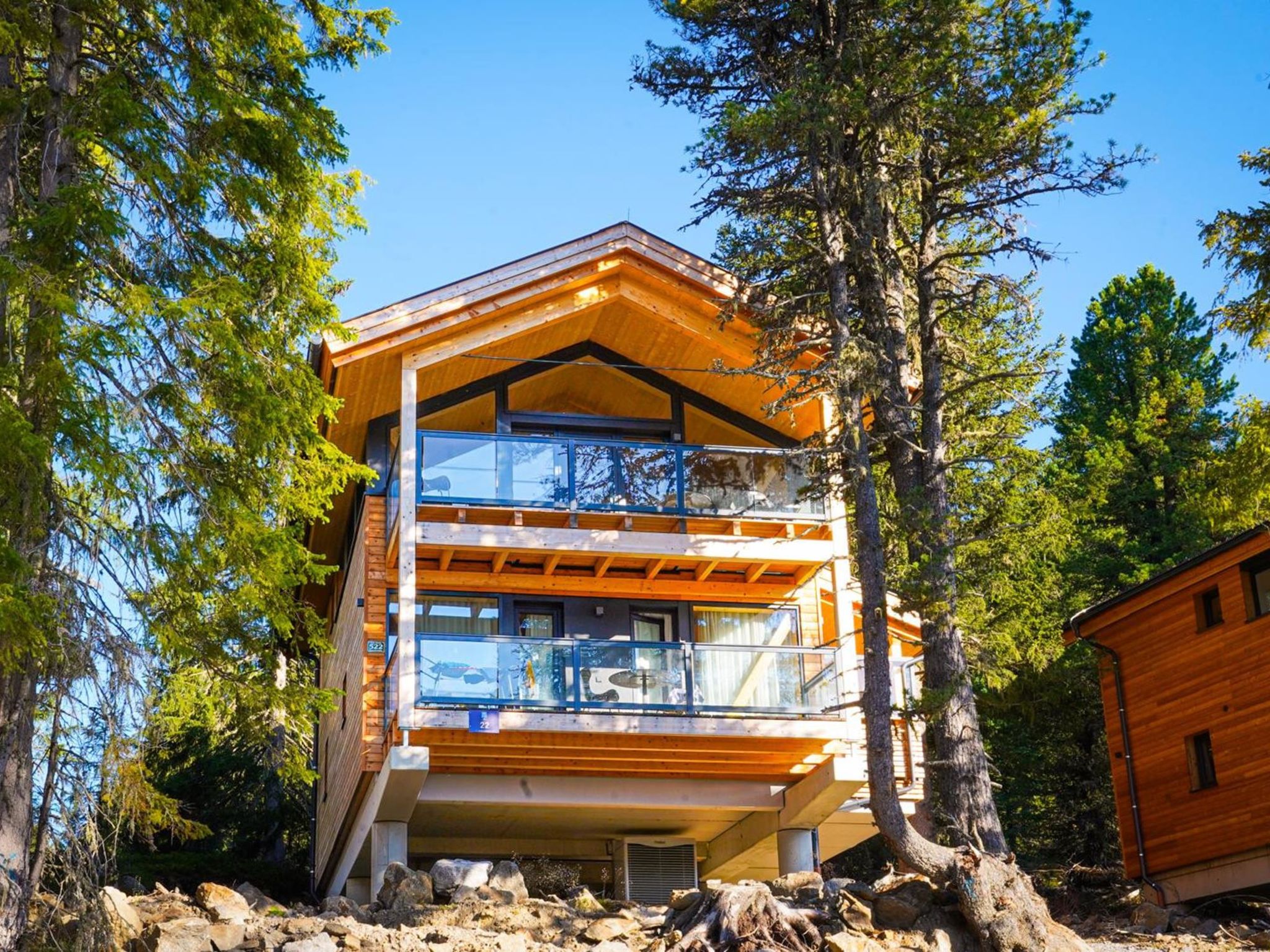 "Superior  23 with Sauna & Hot Tub", chalet 5-kamers 135 m2 op 3 verdiepingen. Modern en smaakvol ingericht: woon-/eetkamer met Sat-TV (Flatscreen TV). 2 2-pers. kamers, elke kamer heeft douche/WC. 2 ..