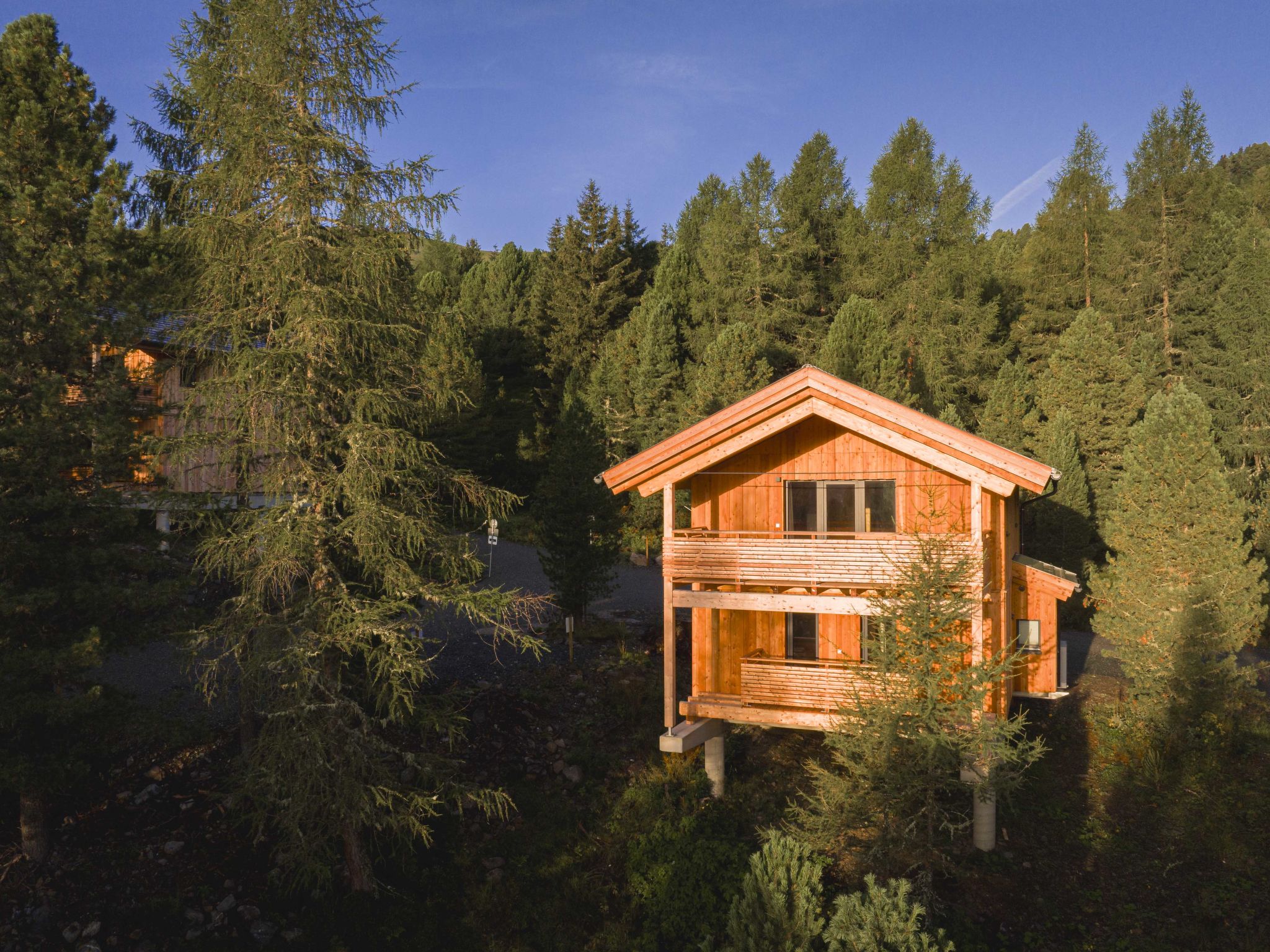 "Superior   4 mit Sauna & Hot Tub", chalet 5-kamers 135 m2 op 2 verdiepingen. Licht, modern en smaakvol ingericht: woon-/eetkamer met eethoek en Sat-TV (Flatscreen TV). 4 2-pers. kamers. Open keuken (..