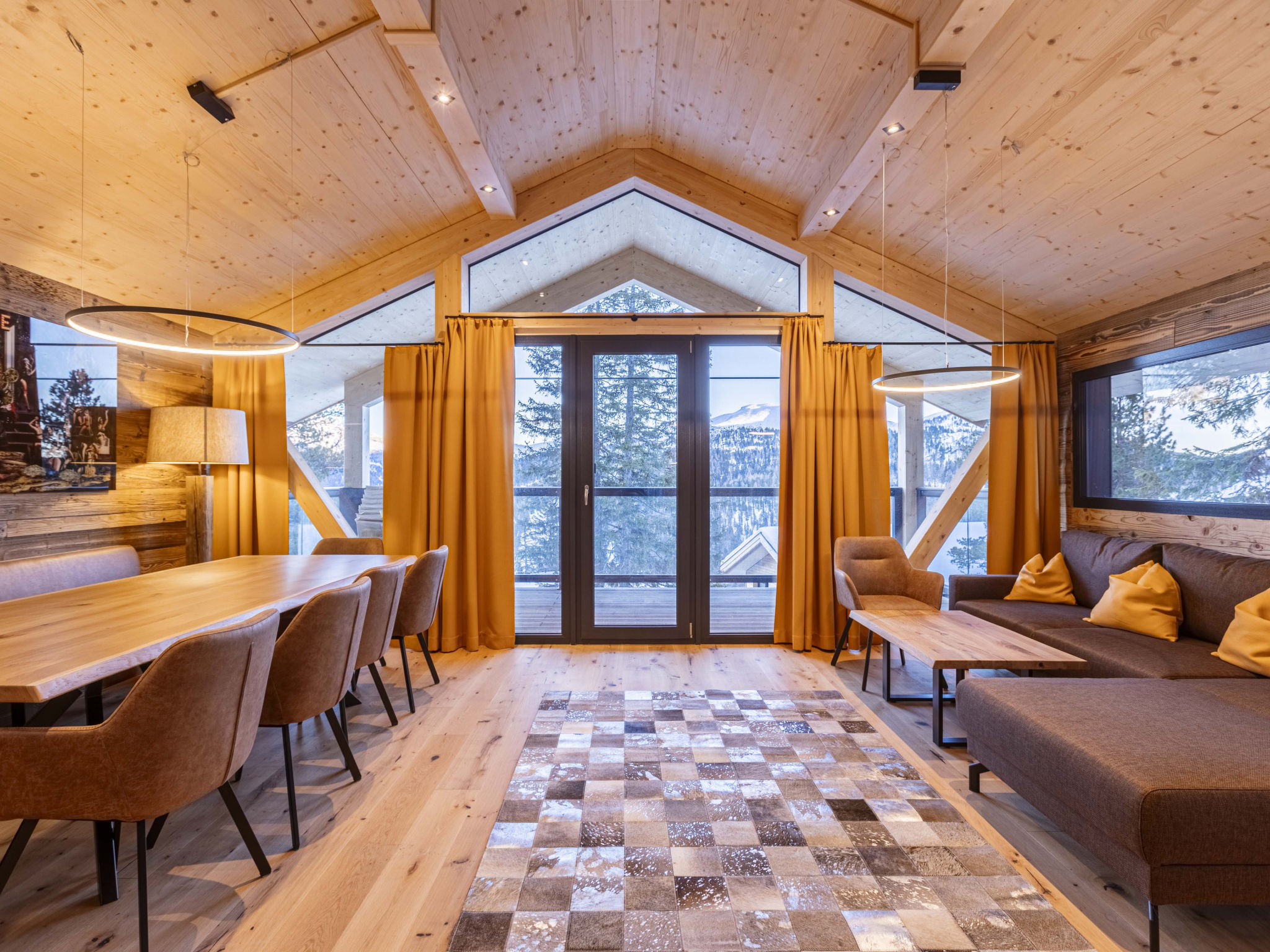 "Superior   4 mit Sauna & Hot Tub", chalet 5-kamers 135 m2 op 2 verdiepingen. Licht, modern en smaakvol ingericht: woon-/eetkamer met eethoek en Sat-TV (Flatscreen TV). 4 2-pers. kamers. Open keuken (..