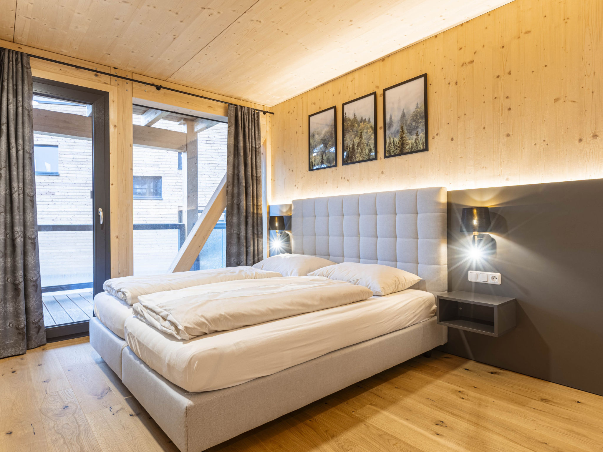 "Superior   5 mit Sauna & Hot Tub", chalet 5-kamers 135 m2 op 2 verdiepingen. Licht, modern en smaakvol ingericht: woon-/eetkamer met eethoek en Sat-TV (Flatscreen TV). 4 2-pers. kamers. Open keuken (..