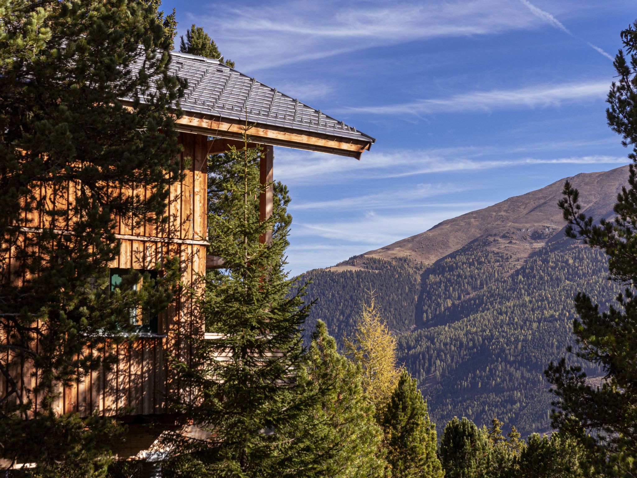 "Superior   6 mit Sauna & Hot Tub", chalet 5-kamers 135 m2 op 2 verdiepingen. Licht, modern en smaakvol ingericht: woon-/eetkamer met eethoek en Sat-TV (Flatscreen TV). 4 2-pers. kamers. Open keuken (..