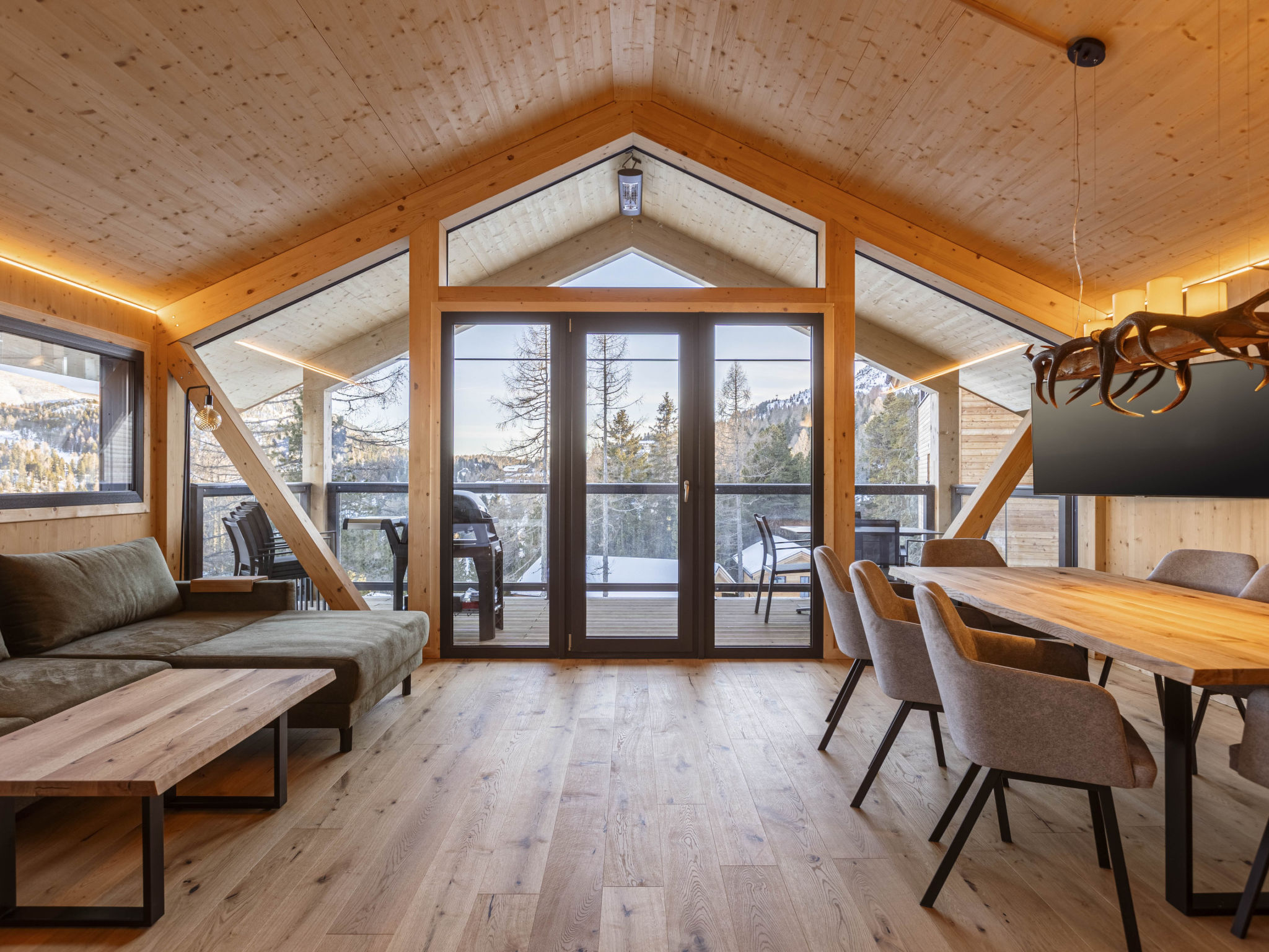 "Superior   7 mit Sauna & Hot Tub", chalet 5-kamers 135 m2 op 2 verdiepingen. Licht, modern en smaakvol ingericht: woon-/eetkamer met eethoek en Sat-TV (Flatscreen TV). 4 2-pers. kamers. Open keuken (..