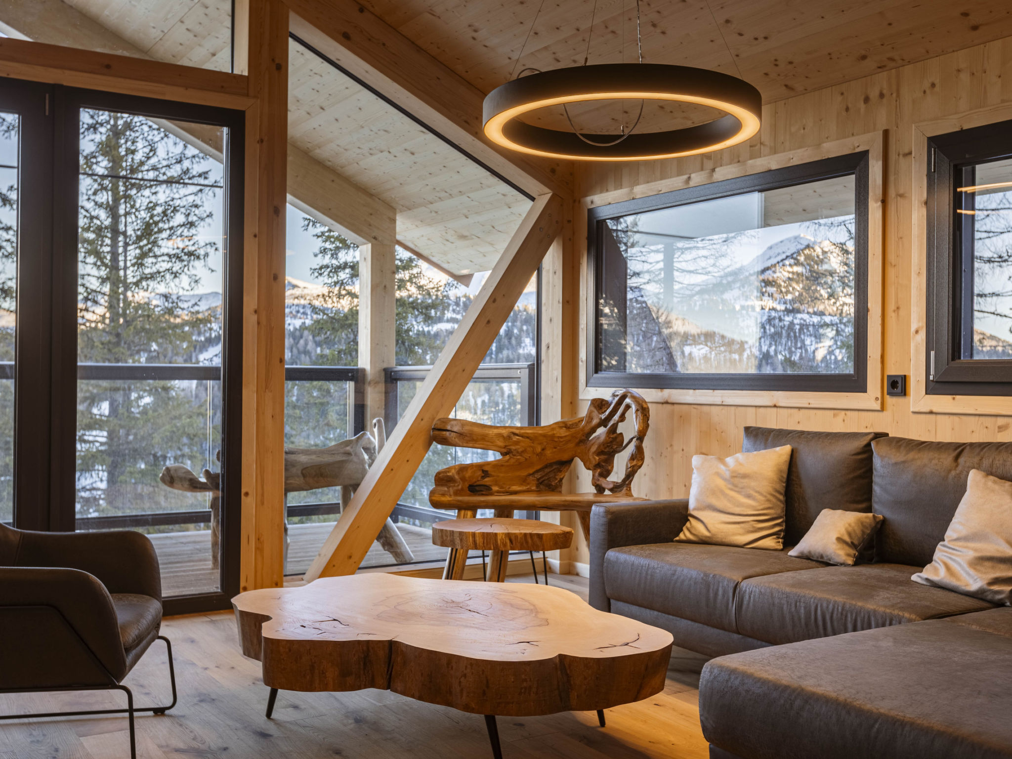 "Superior   8 mit Sauna & Hot Tub", chalet 5-kamers 135 m2 op 2 verdiepingen. Licht, modern en smaakvol ingericht: woon-/eetkamer met eethoek en Sat-TV (Flatscreen TV). 4 2-pers. kamers. Open keuken (..
