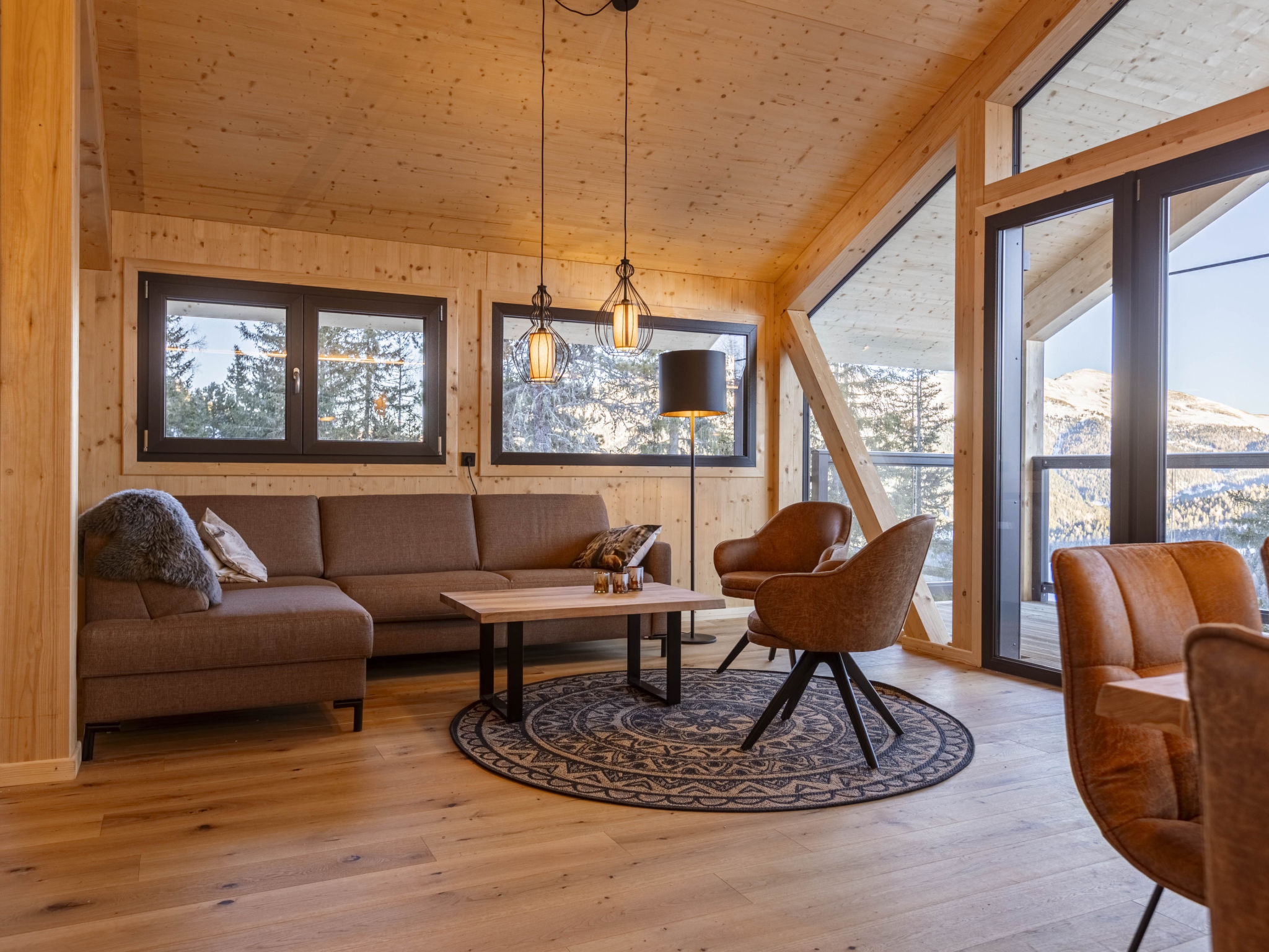 "Superior   9 mit Sauna & Hot Tub", chalet 5-kamers 135 m2. Licht, modern en smaakvol ingericht: woon-/eetkamer met eethoek en Sat-TV (Flatscreen TV). 4 2-pers. kamers. Open keuken (oven, afwasmachine..