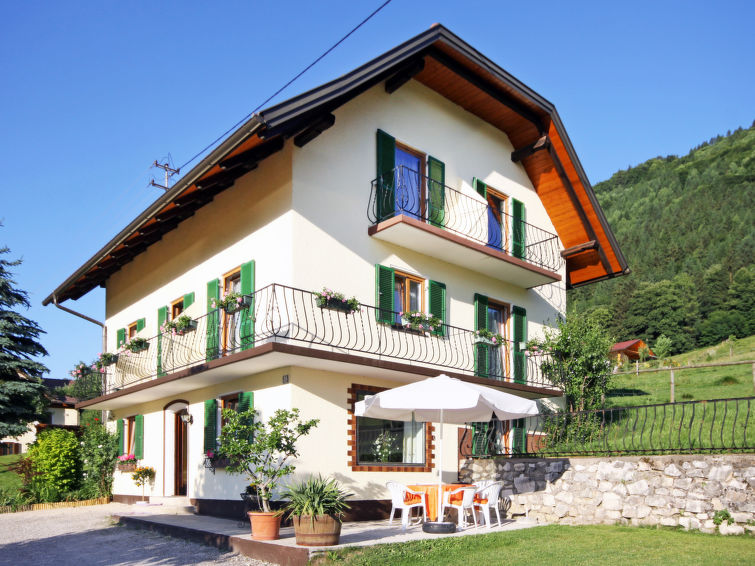 9-Zimmer-Haus 160 m2 auf 3 Stockwerken. Gemütlich eingerichtet: Wohnzimmer mit Sat-TV (Flachbildschirm). Esszimmer. Offene Küche (Backofen, Geschirrspüler, 4 Glaskeramikherd Platten, Mikrowelle, Ti..