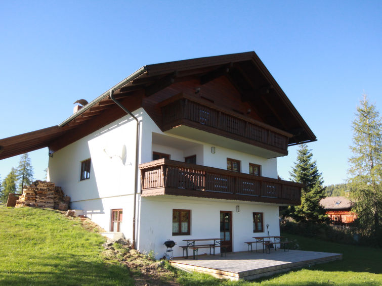 8-room chalet 300 m2 on 3 levels. Spacious, renovated in 2014, wooden furniture furnishings: entrance hall. Living room with satellite TV (flat screen), hi-fi system and tiled stove. Exit to the balco..
