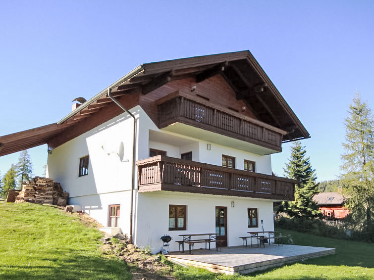 8-Zimmer-Chalet 300 m2 auf 3 Stockwerken. Geräumig, renoviert im Jahre 2014, mit viel Holz eingerichtet: Eingang. Wohnzimmer mit Sat-TV (Flachbildschirm), Stereoanlage und Kachelofen. Ausgang zum Bal..