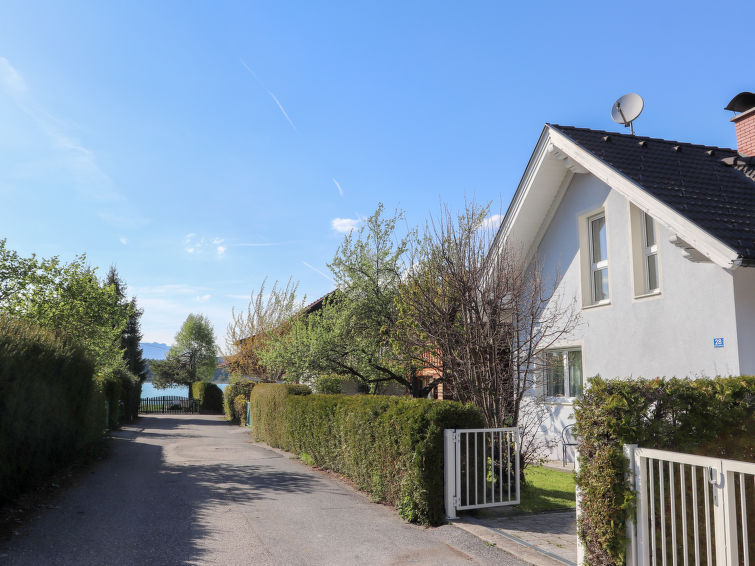 3-Zimmer-Haus 86 m2 auf 2 Stockwerken. Objekt geeignet für 6 Erwachsene + 2 Kinder. Hell, modern und gemütlich eingerichtet: Eingang. Wohn-/Esszimmer mit 1 Doppeldiwanbett, Schwedenofen, Esstisch un..