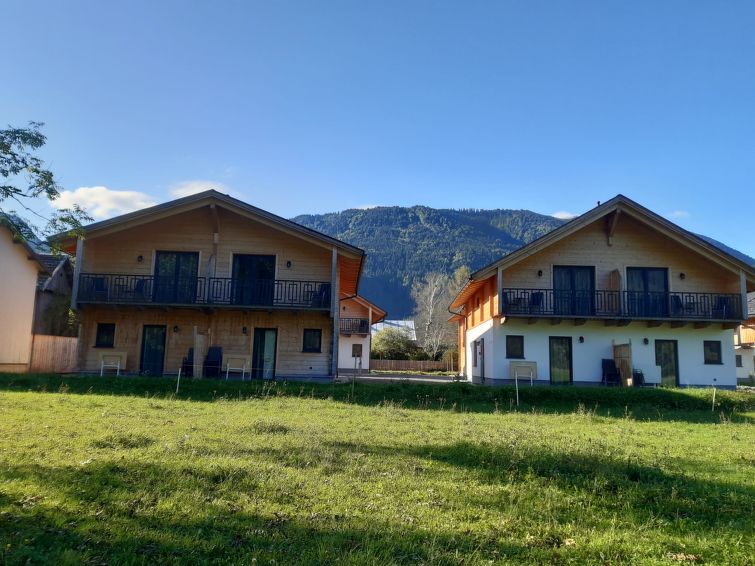 "Haushälfte Alpenchalets", 4-Zimmer-Doppelhaushälfte 85 m2. Komfortabel und geschmackvoll eingerichtet: Eingang. Wohn-/Esszimmer mit Esstisch, Essecke und Sat-TV (Flachbildschirm). Offene Küche (Ba..