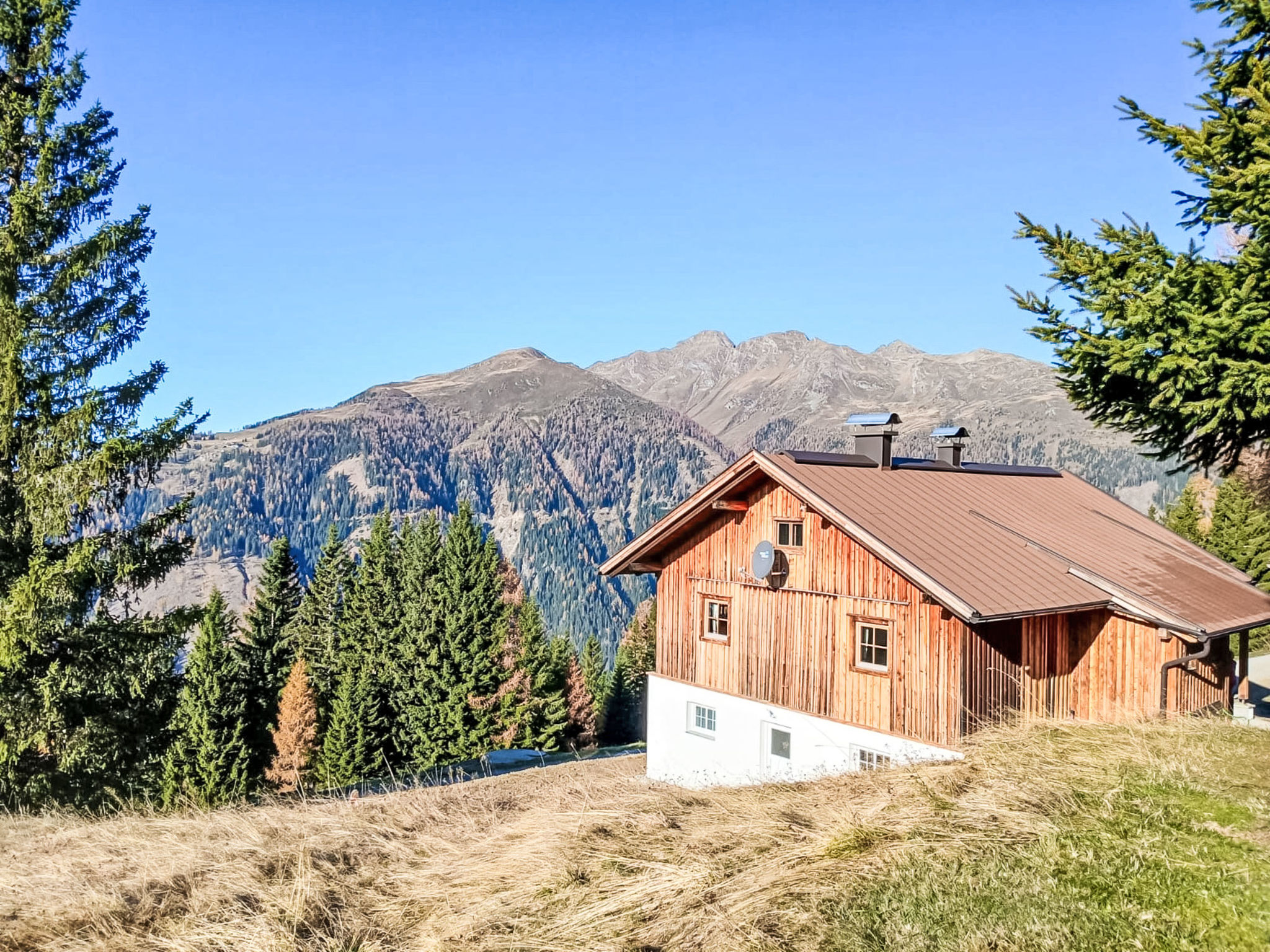 "Heregger Hütte", 5-Zimmer-Chalet 150 m2 auf 2 Stockwerken. Objekt geeignet für 6 Erwachsene + 4 Kinder. Hell, renoviert im Jahre 2024, sehr gemütlich und mit viel Holz eingerichtet: kleines Wohn-/..