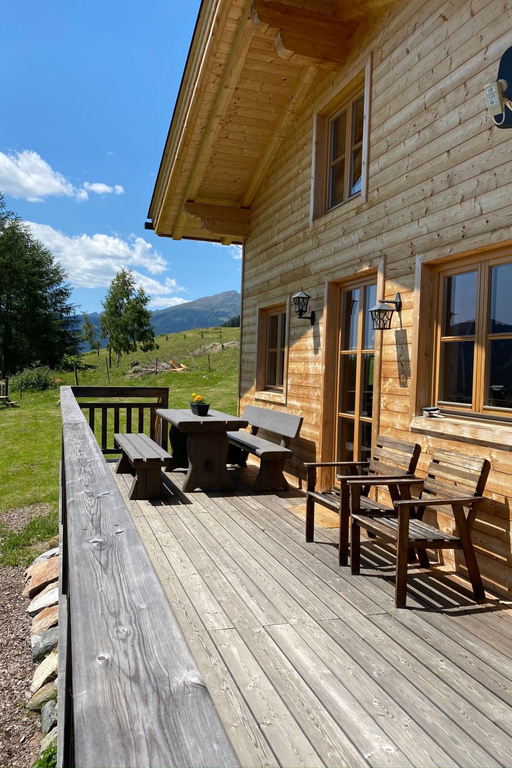 Berghütte mit Blick auf die Berge