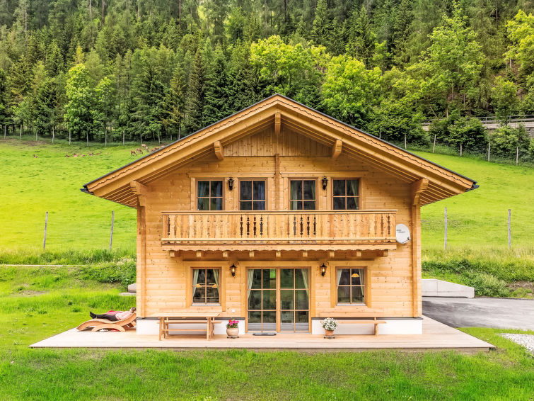 Chalet 5-kamers 110 m2 op 2 verdiepingen. Romantisch en met veel hout ingericht: hal. 1 2-pers. kamer. Open woonkamer met Sat-TV (Flatscreen TV), houtkachel. Open keuken (afwasmachine, 4 keramische gl..