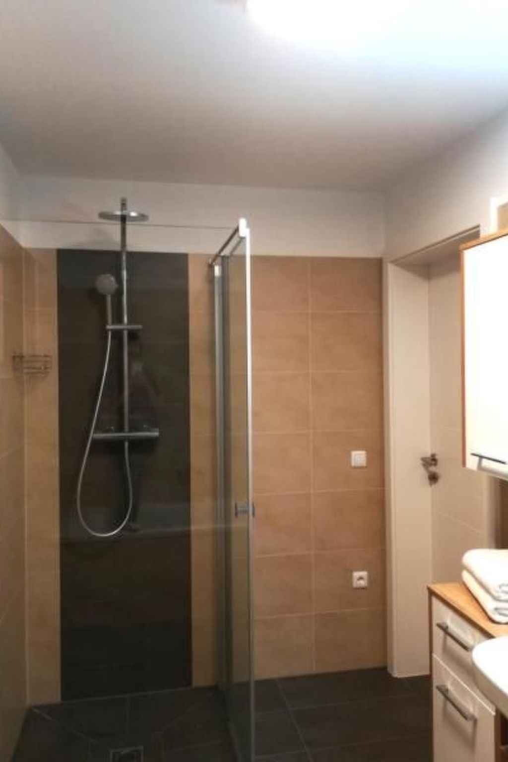 Charmantes Ferienhaus mit Whirlpool-Binnen